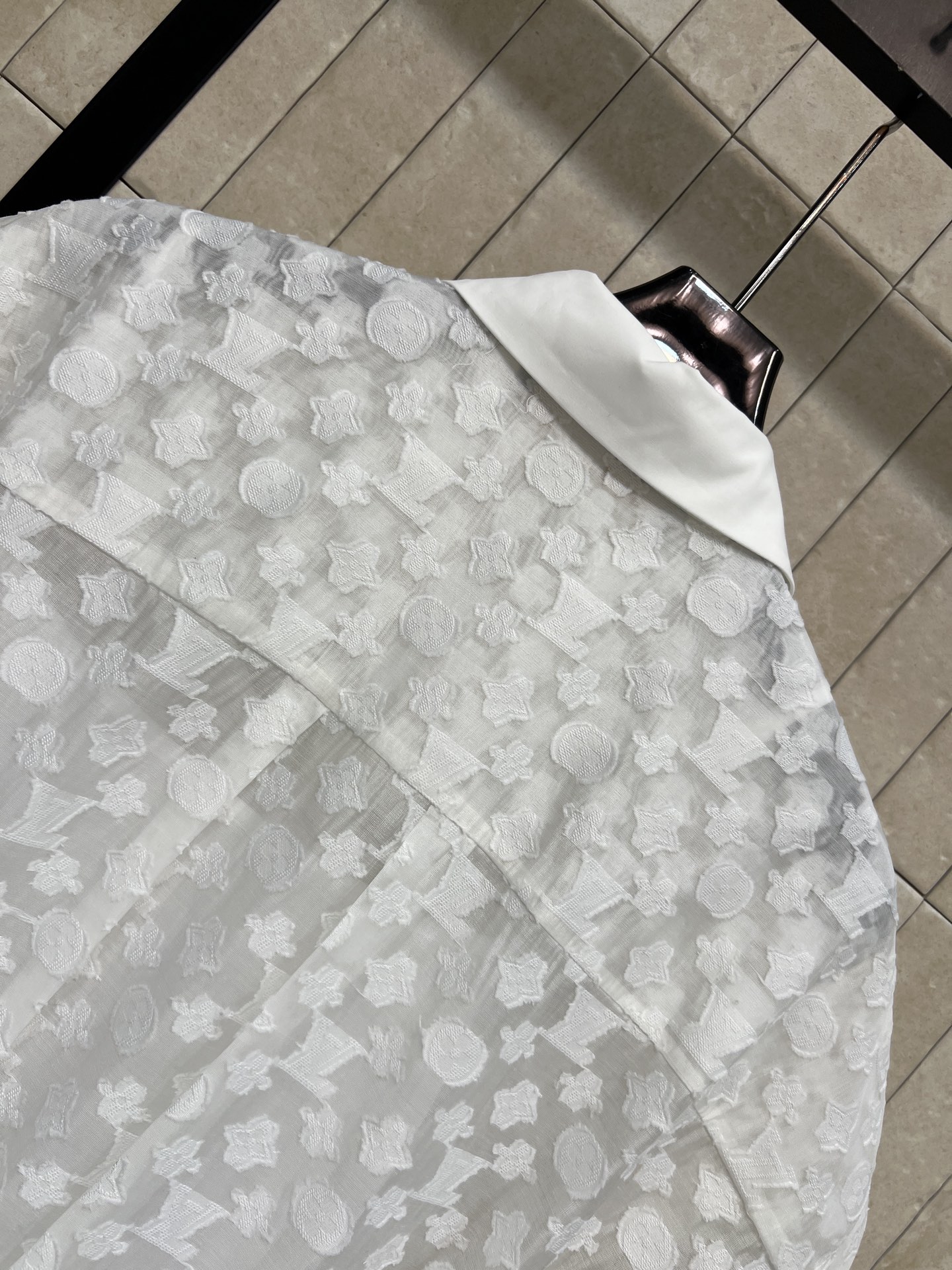 L家 26夏季新款 提花衬衫连衣裙 经典衬衫翻领+盖肩短袖 透气轻盈面料 精致满幅提花肌理 自带朦胧通透