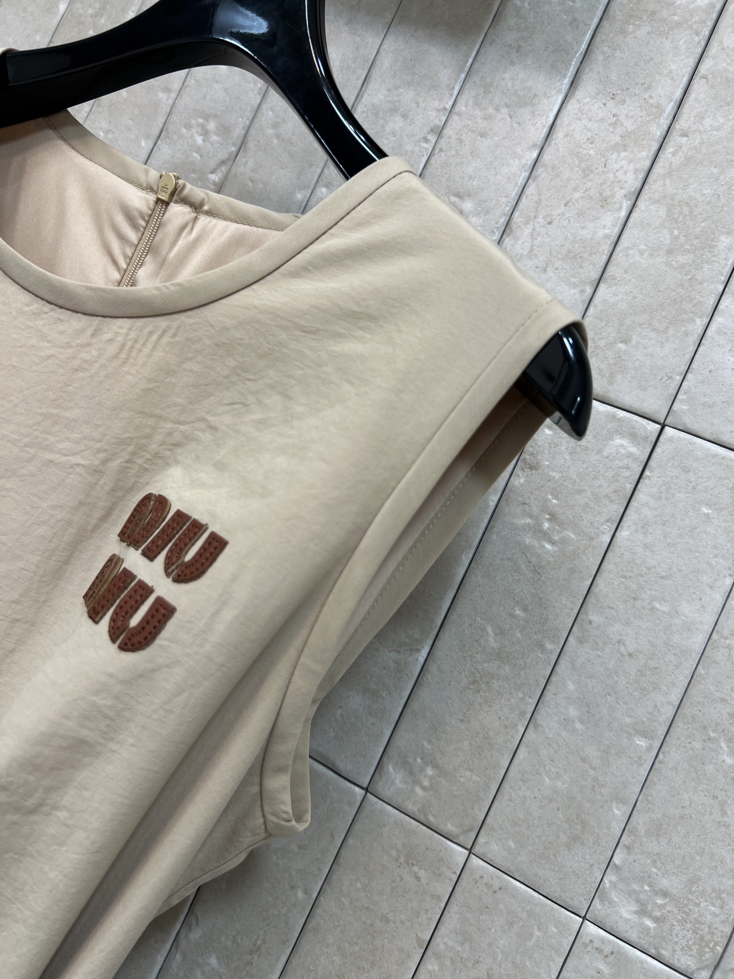 MIU家 26夏季新款 无袖收腰连衣长袖 简约无袖设计+胸前logo刺绣 辨识度满分 腰部蝴蝶结细带 修