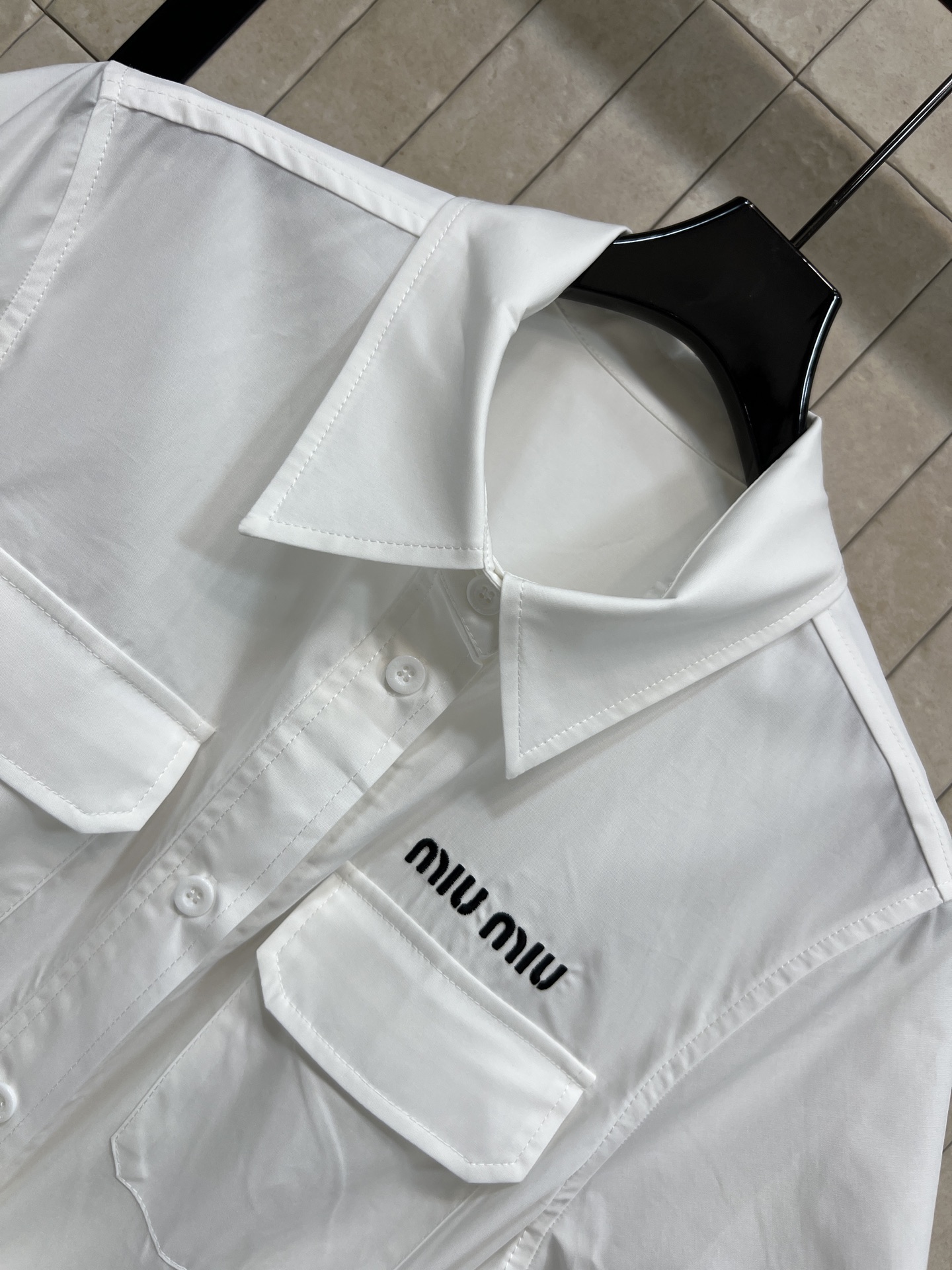 MIU家 26夏季新款 白色衬衫裙​​ 经典翻领+单排扣设计 胸前双口袋超有学院感 腰部同色系带可调节 