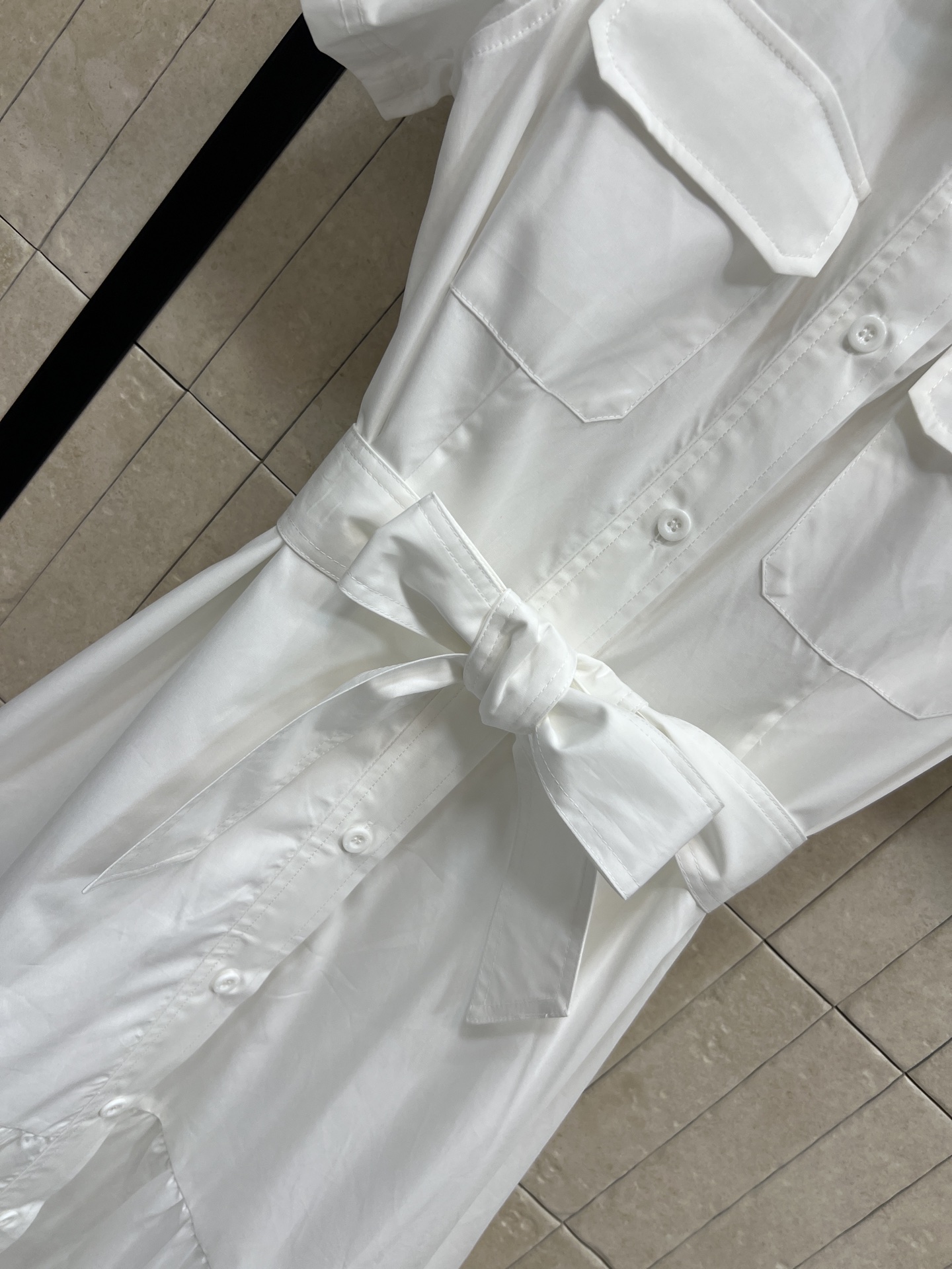 MIU家 26夏季新款 白色衬衫裙​​ 经典翻领+单排扣设计 胸前双口袋超有学院感 腰部同色系带可调节 