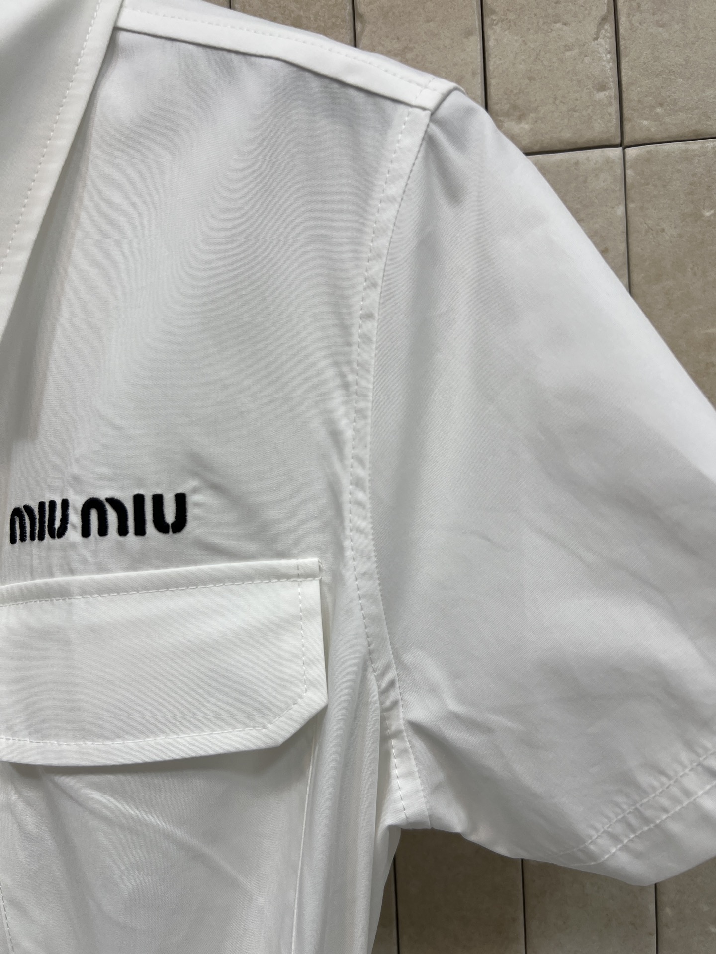 MIU家 26夏季新款 白色衬衫裙​​ 经典翻领+单排扣设计 胸前双口袋超有学院感 腰部同色系带可调节 
