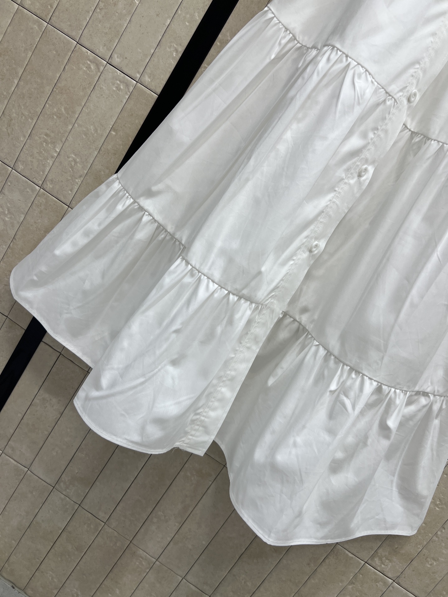 MIU家 26夏季新款 白色衬衫裙​​ 经典翻领+单排扣设计 胸前双口袋超有学院感 腰部同色系带可调节 