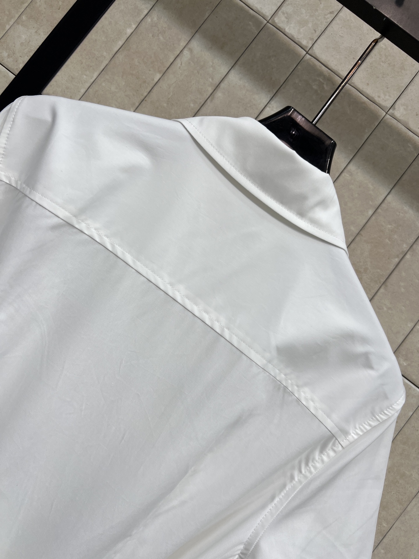 MIU家 26夏季新款 白色衬衫裙​​ 经典翻领+单排扣设计 胸前双口袋超有学院感 腰部同色系带可调节 