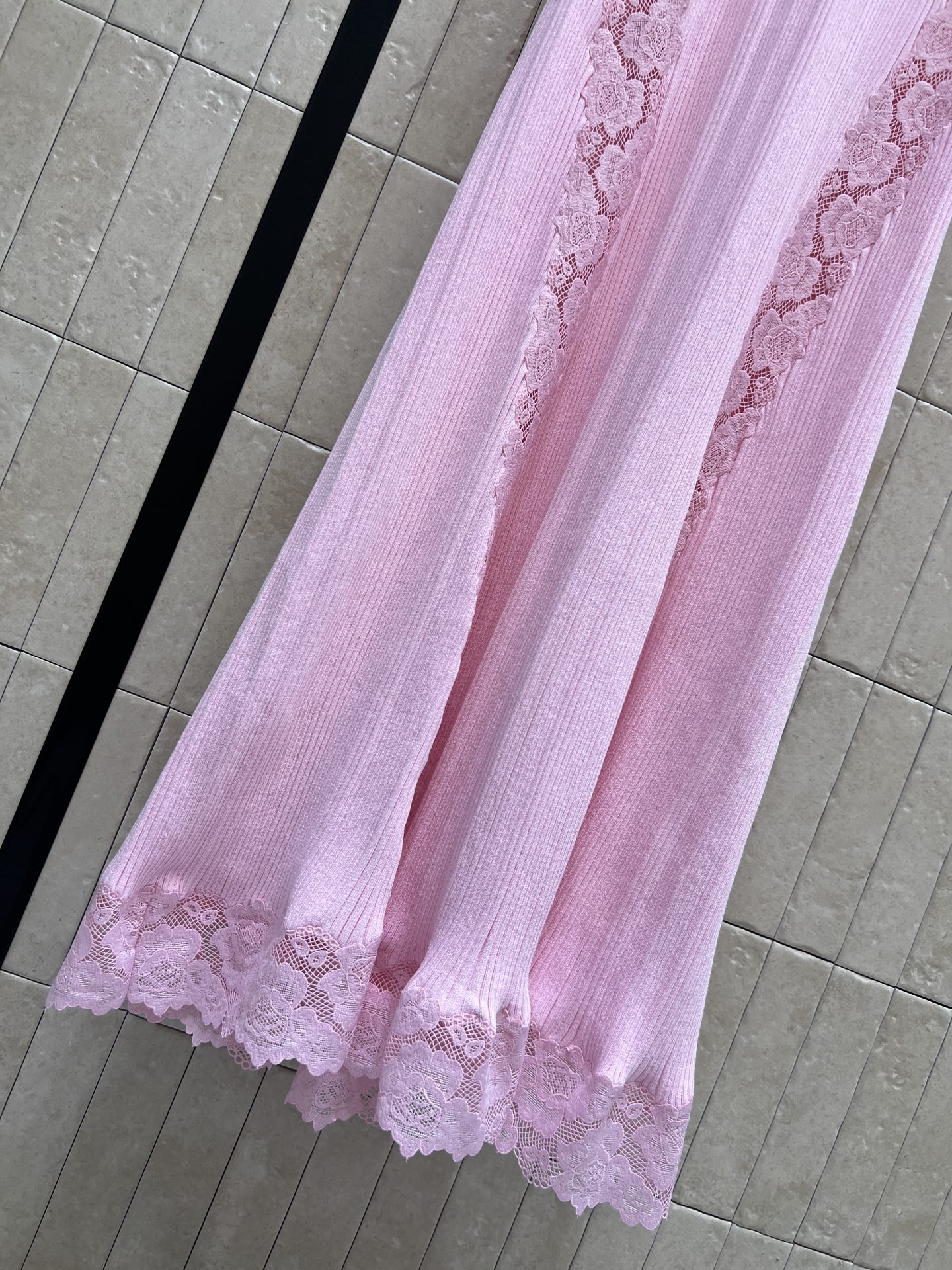 Self家 26夏季新款 粉色蕾丝长裙 竖向罗纹针织面料贴合身形 裙身两侧和裙摆拼接同色蕾丝 短袖圆领简