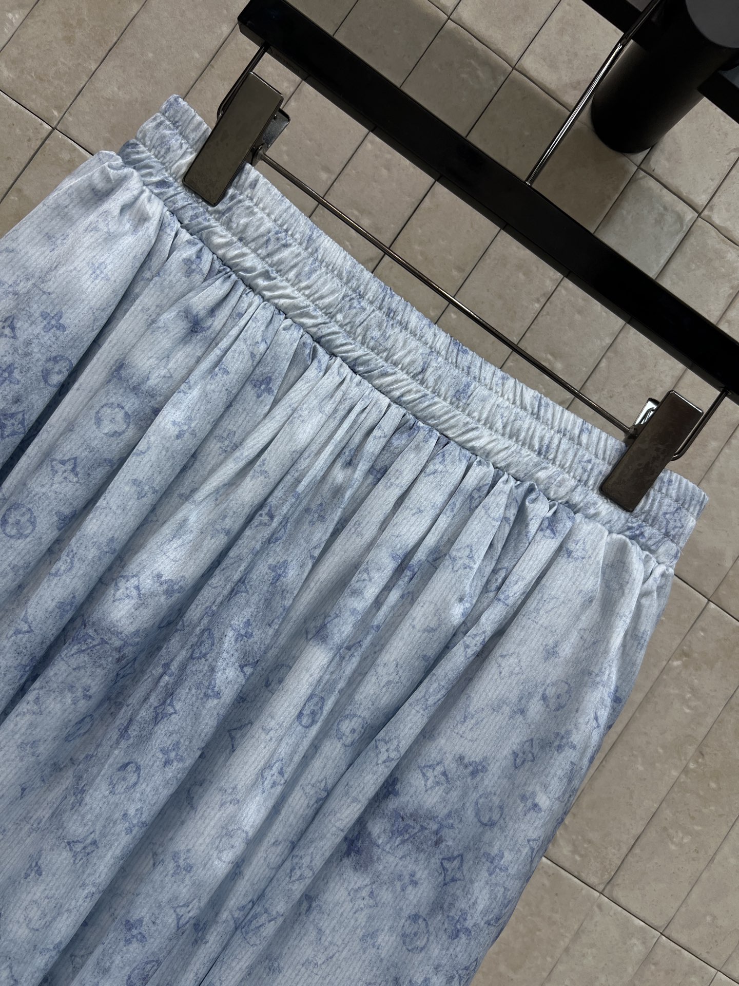 L家 26夏季新款 印花衬衫套装 翻领衬衫上衣+高腰半裙 轻薄透气材质 垂感好 长袖衬衫简约大气 松紧腰
