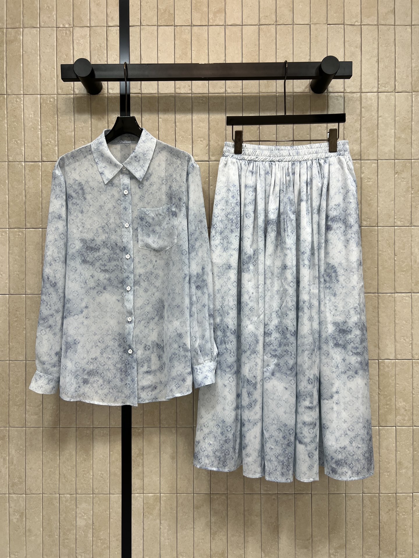L家 26夏季新款 印花衬衫套装 翻领衬衫上衣+高腰半裙 轻薄透气材质 垂感好 长袖衬衫简约大气 松紧腰