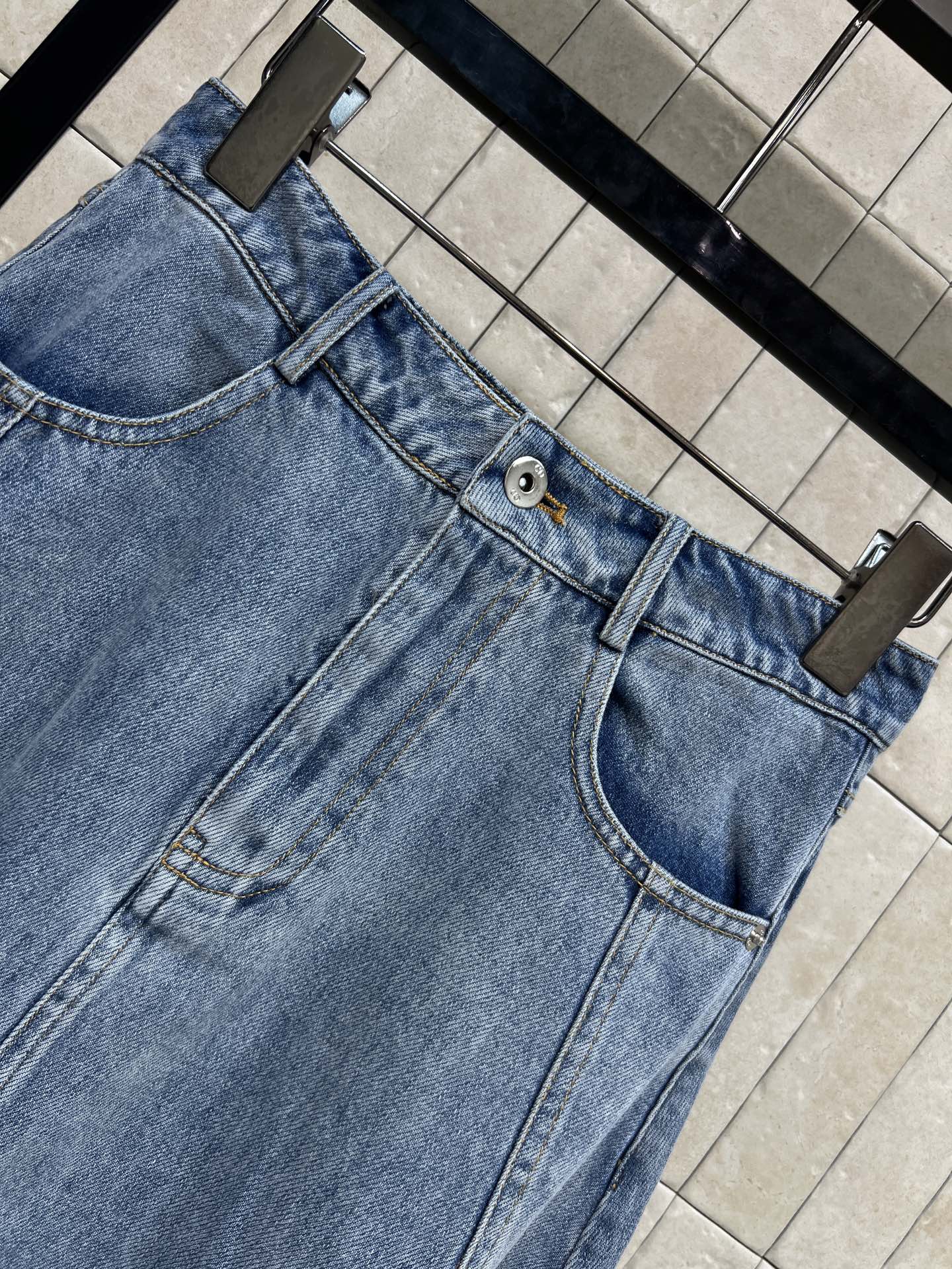 D家 26夏季新款 渐变牛仔半裙 经典牛仔面料挺括有型 高腰A字大裙摆 巧妙藏肉遮胯 立体分割剪裁+毛边