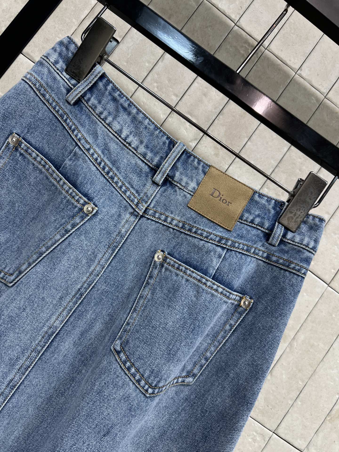 D家 26夏季新款 渐变牛仔半裙 经典牛仔面料挺括有型 高腰A字大裙摆 巧妙藏肉遮胯 立体分割剪裁+毛边