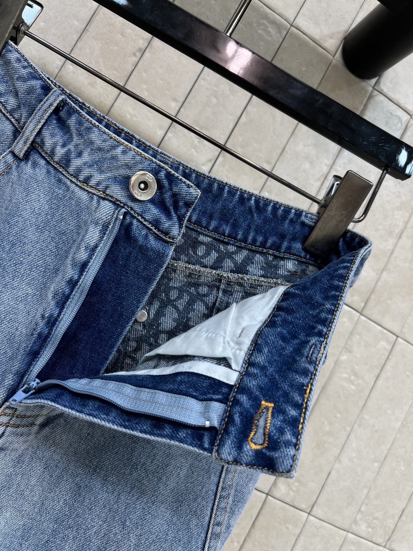 D家 26夏季新款 渐变牛仔半裙 经典牛仔面料挺括有型 高腰A字大裙摆 巧妙藏肉遮胯 立体分割剪裁+毛边