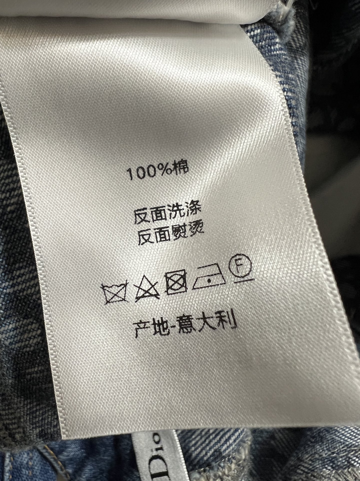 D家 26夏季新款 渐变牛仔半裙 经典牛仔面料挺括有型 高腰A字大裙摆 巧妙藏肉遮胯 立体分割剪裁+毛边