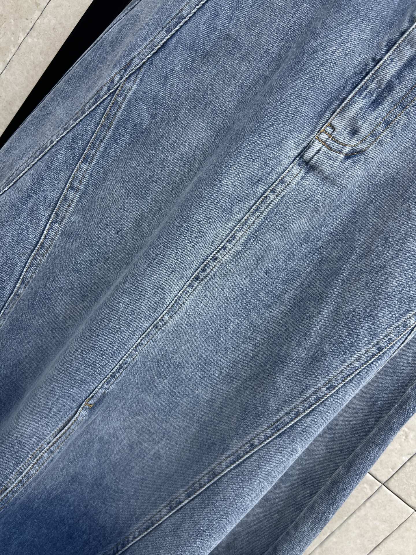 D家 26夏季新款 渐变牛仔半裙 经典牛仔面料挺括有型 高腰A字大裙摆 巧妙藏肉遮胯 立体分割剪裁+毛边