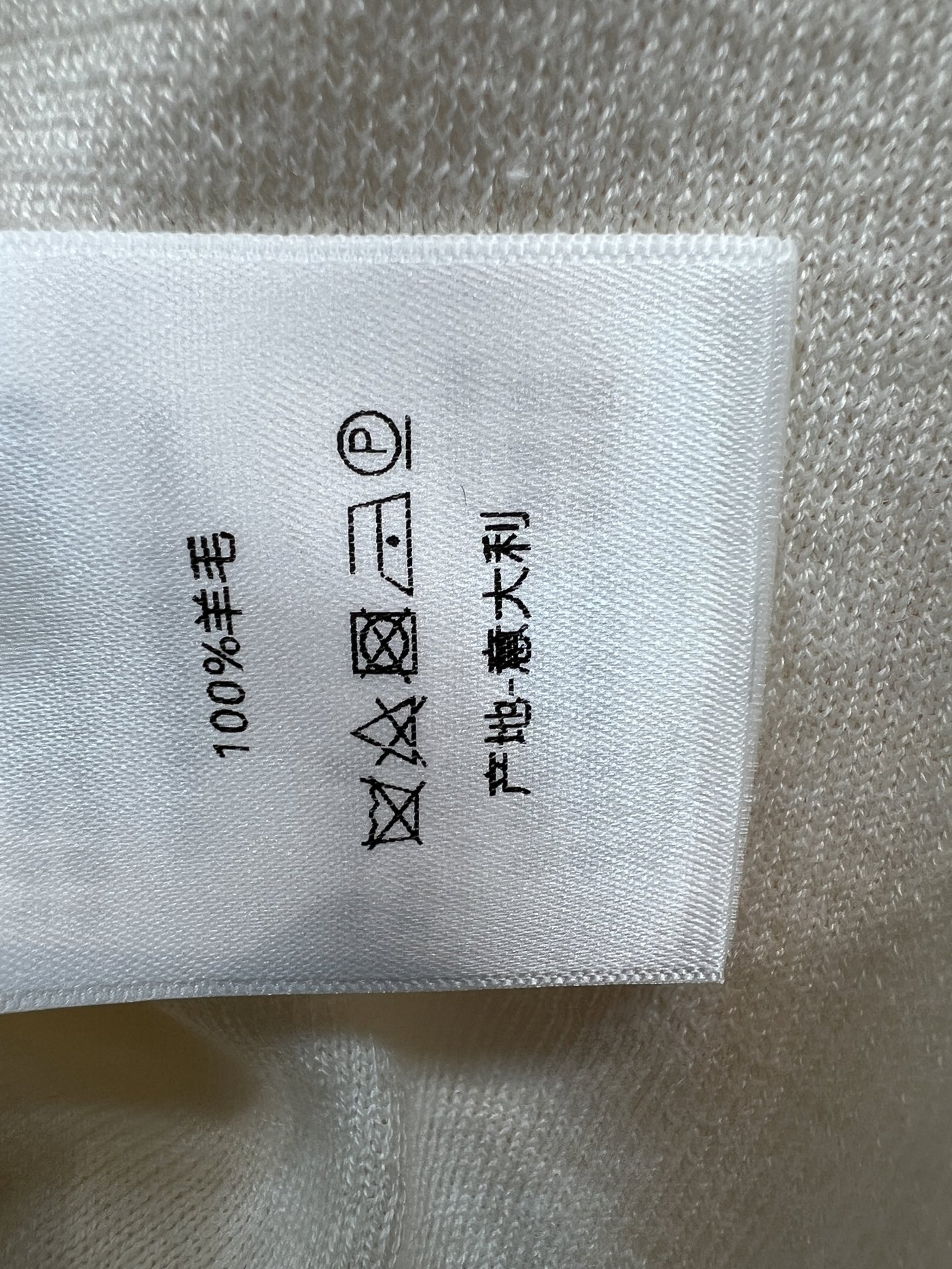 D家 26夏季新款 羊毛刺绣T恤 采用纯羊毛面料轻薄柔软 圆领+正肩设计 修饰身形比例 胸前椭圆刺绣超有