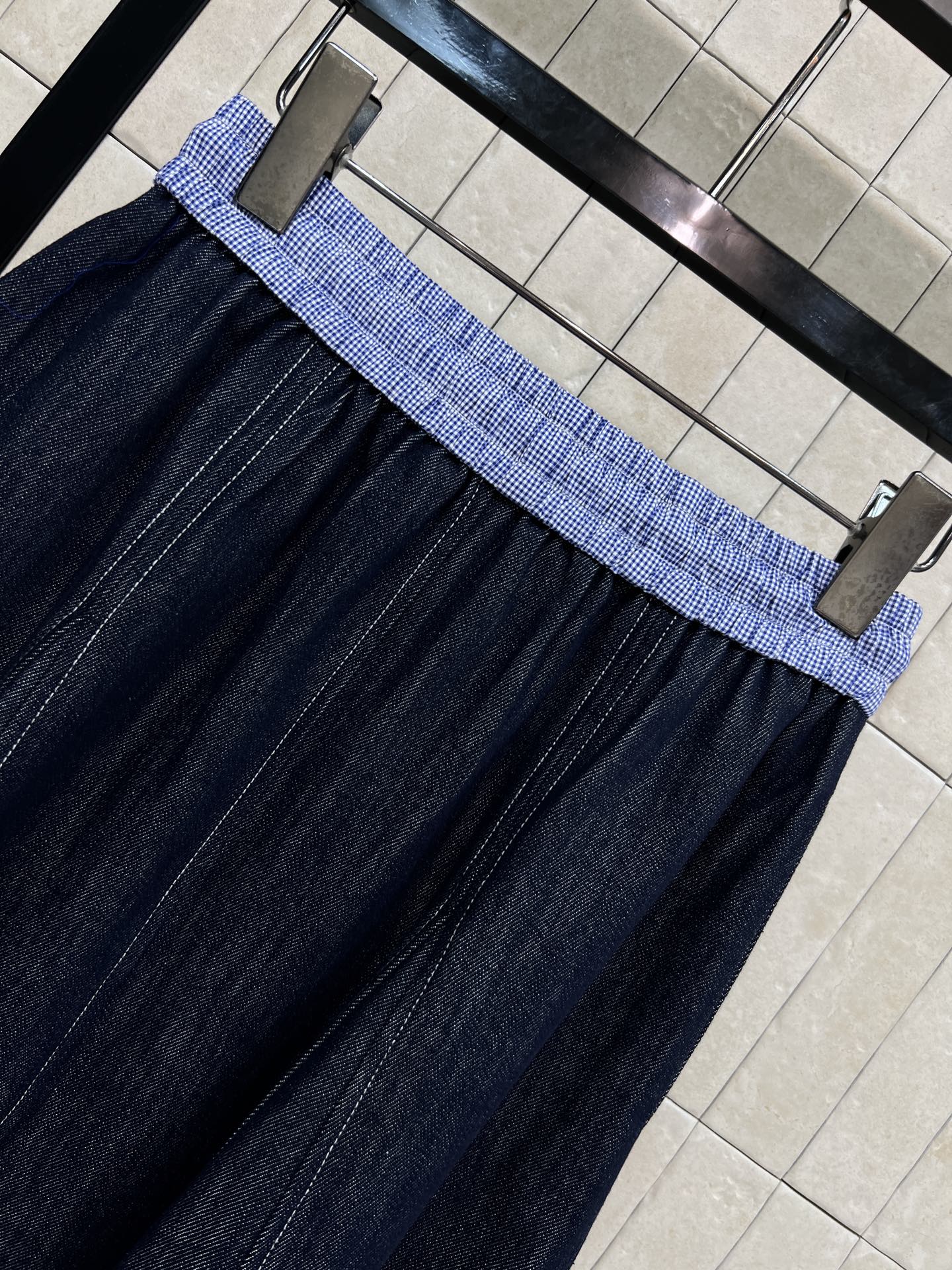 MiU家 26夏季新款 撞色腰头牛仔半裙 条纹针织拼接腰头+抽绳系带设计 侧边小logo织唛点缀 舒适又