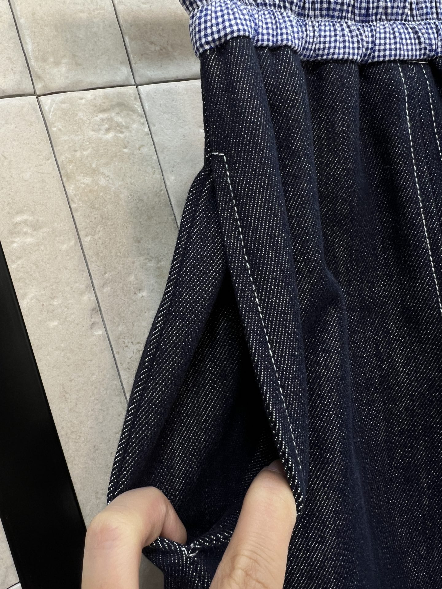 MiU家 26夏季新款 撞色腰头牛仔半裙 条纹针织拼接腰头+抽绳系带设计 侧边小logo织唛点缀 舒适又