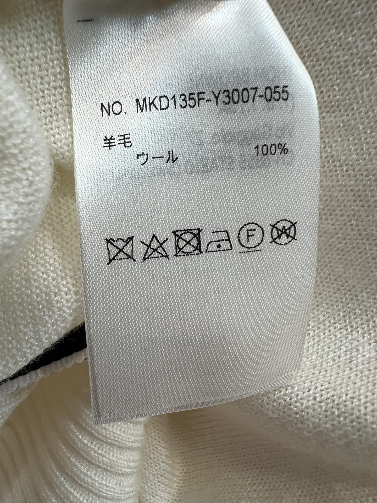 26夏季新款 刺绣针织T恤上衣 采用纯羊毛面料 简约圆领版型 胸前精致刺绣 细节立体饱满 口四道杠条纹元