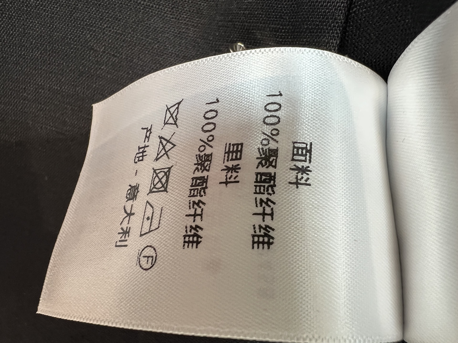 D家 26夏季新款 黑色背心连衣裙 襟满排金属蝴蝶结扣+口袋链条装饰 实用又时髦 H型直筒裙型不挑身材 