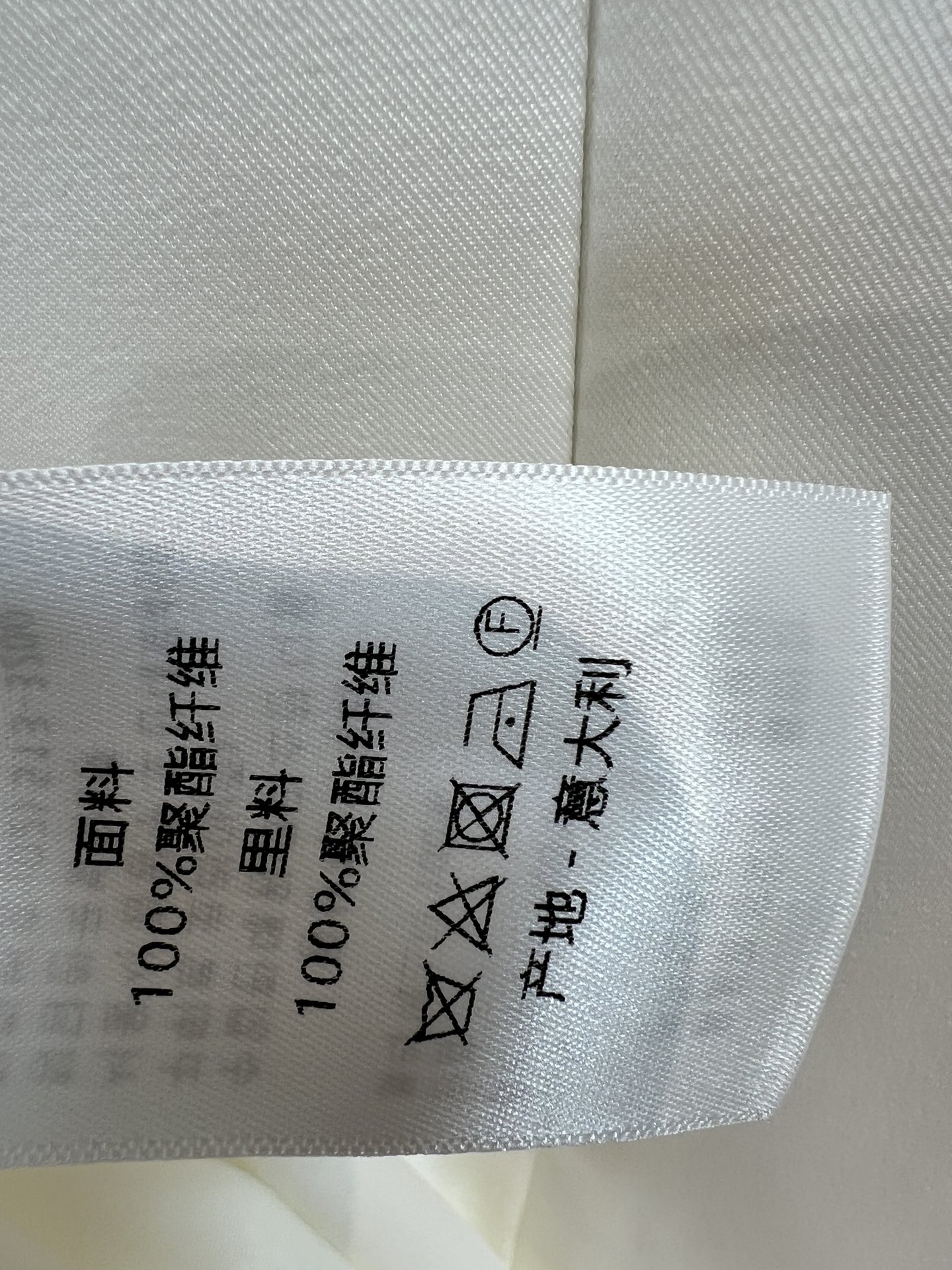 D家 26夏季新款 无袖立领连衣裙 垂坠感满分的细腻面料 触感顺滑 经典立领蝴蝶结系带 无袖剪裁利落显瘦