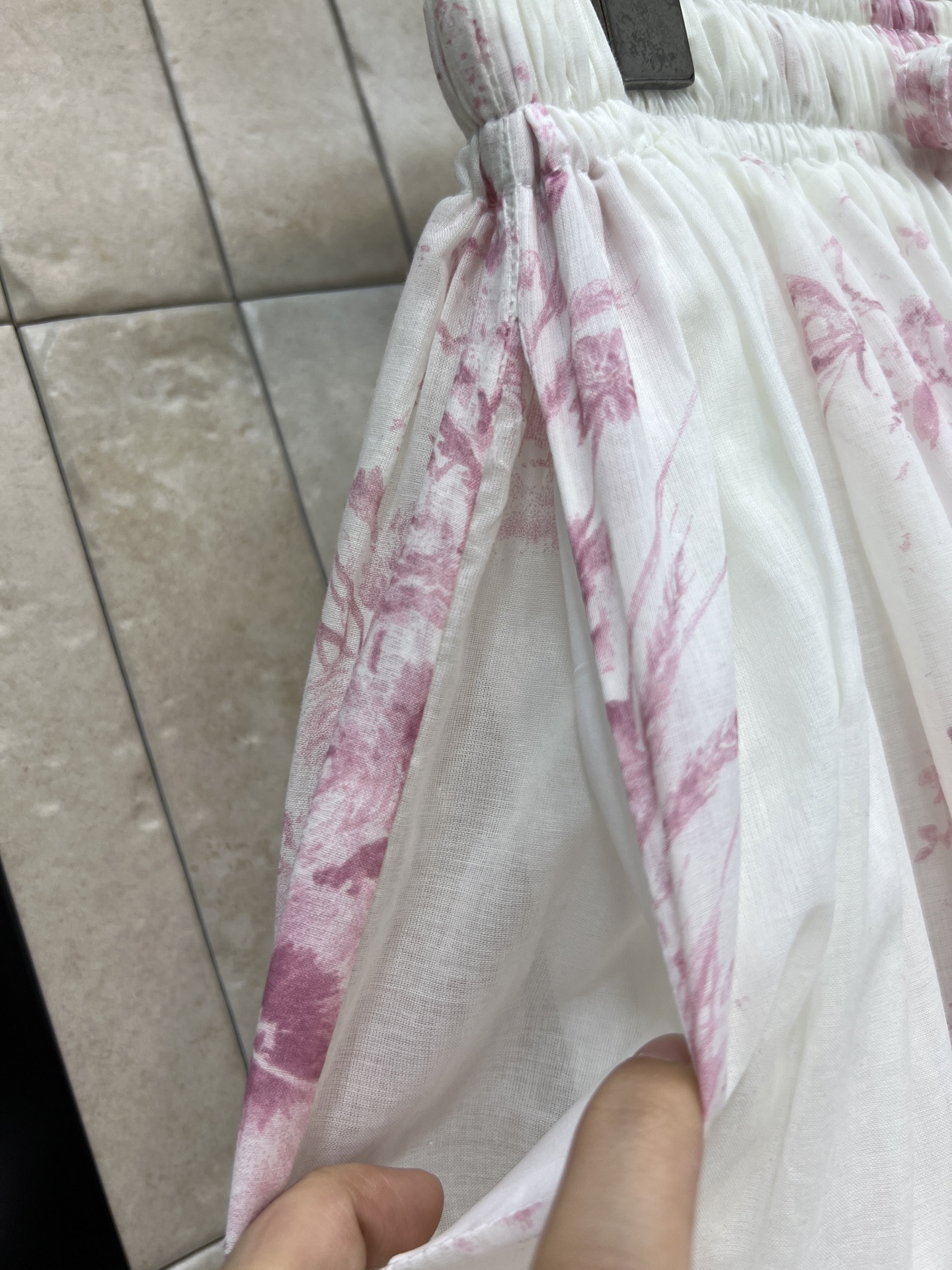 D家 26夏季新款 粉色印花半裙 纯棉轻盈透气面料 白底色底衬得印花愈发雅致 腰头采用松紧抽绳设计 可自