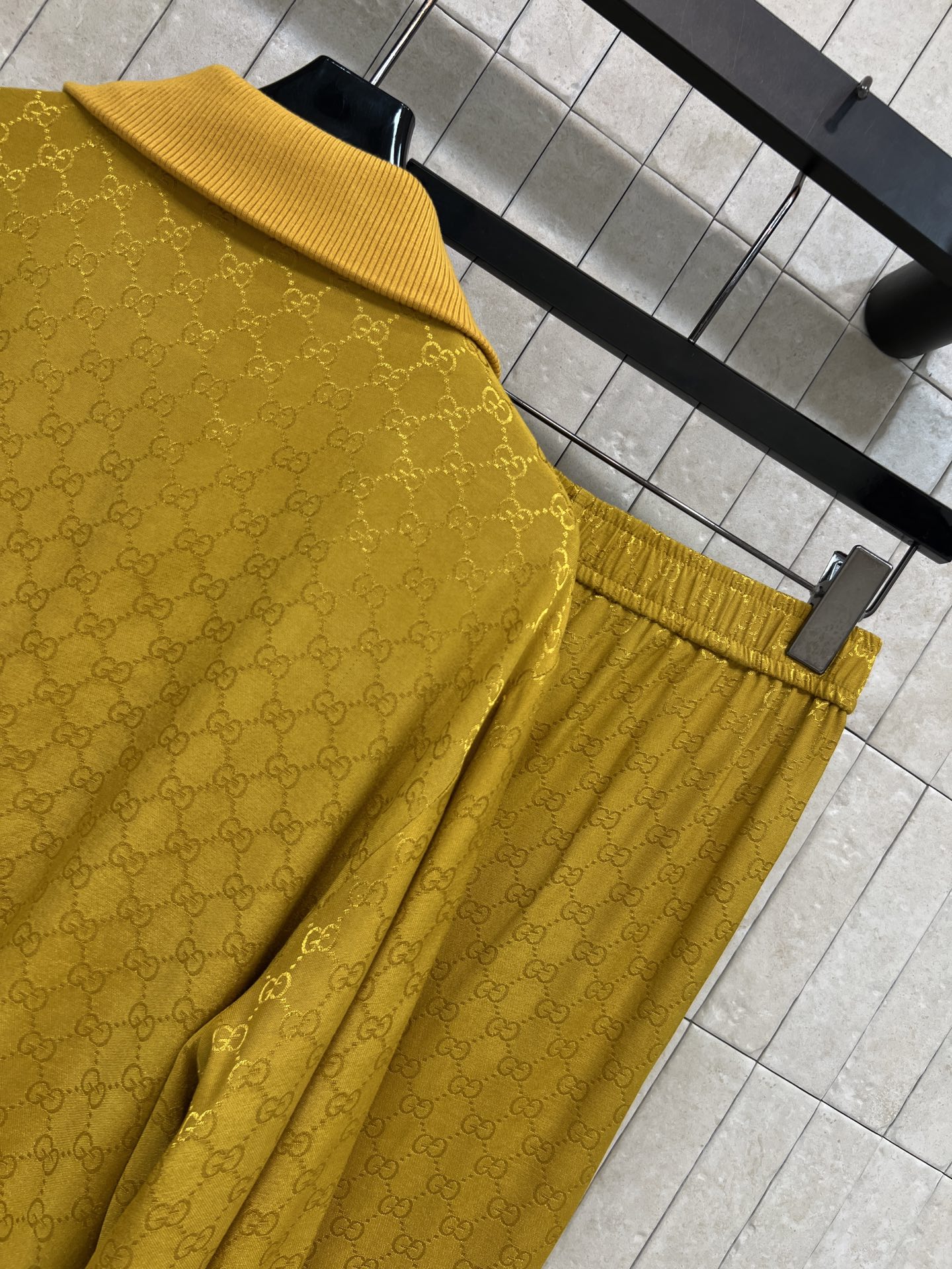 G家 26夏季新款 GG提花套装 翻领上衣+高腰长裤 高垂感透气面料丝滑亲肤 上衣翻领半开拉链设计 罗纹