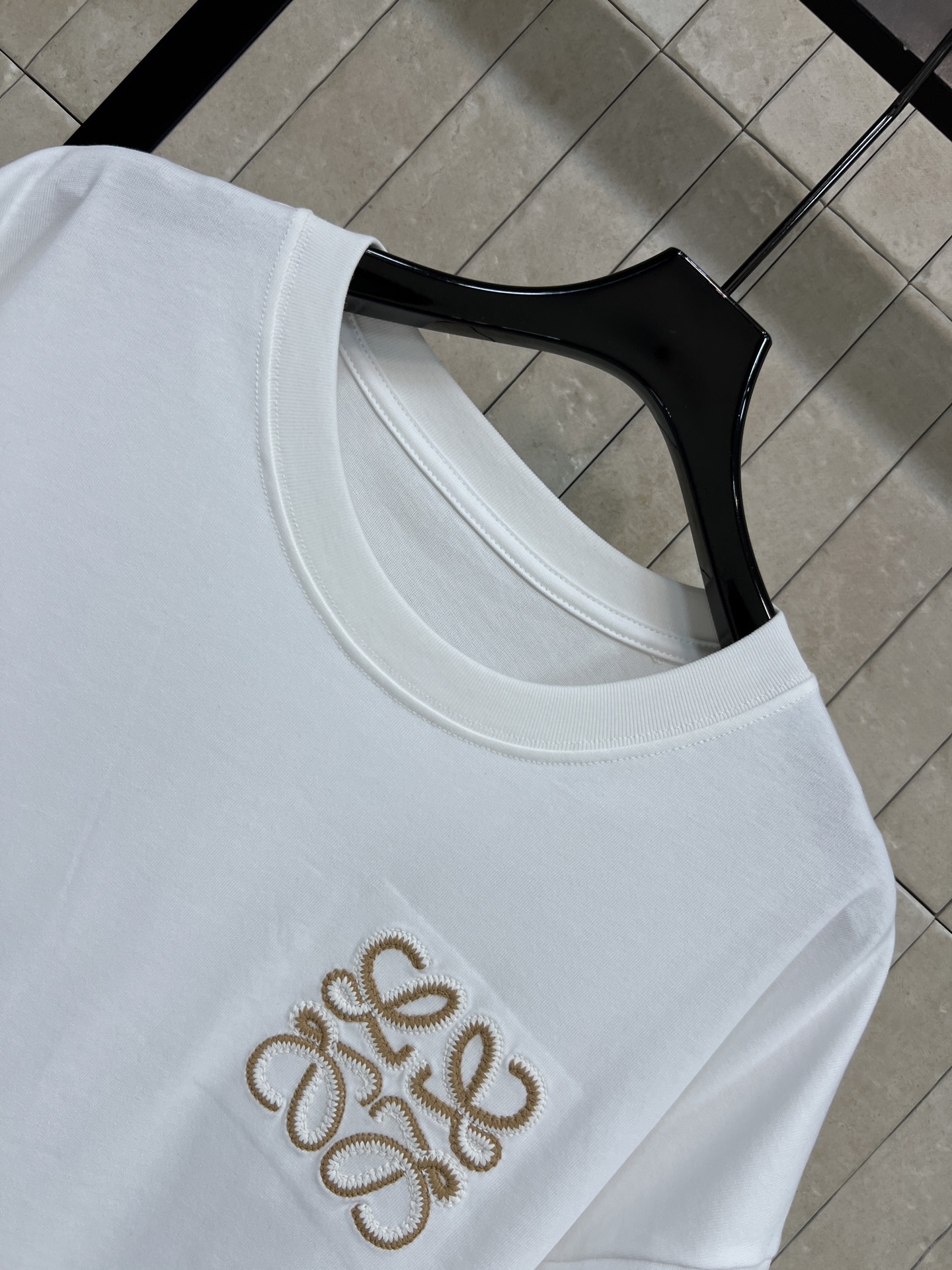 LW家 26夏季新款 刺绣短袖上衣 采用纯棉柔软亲肤面料 夏天穿超舒服 胸前刺绣超有辨识度 低调又高级 