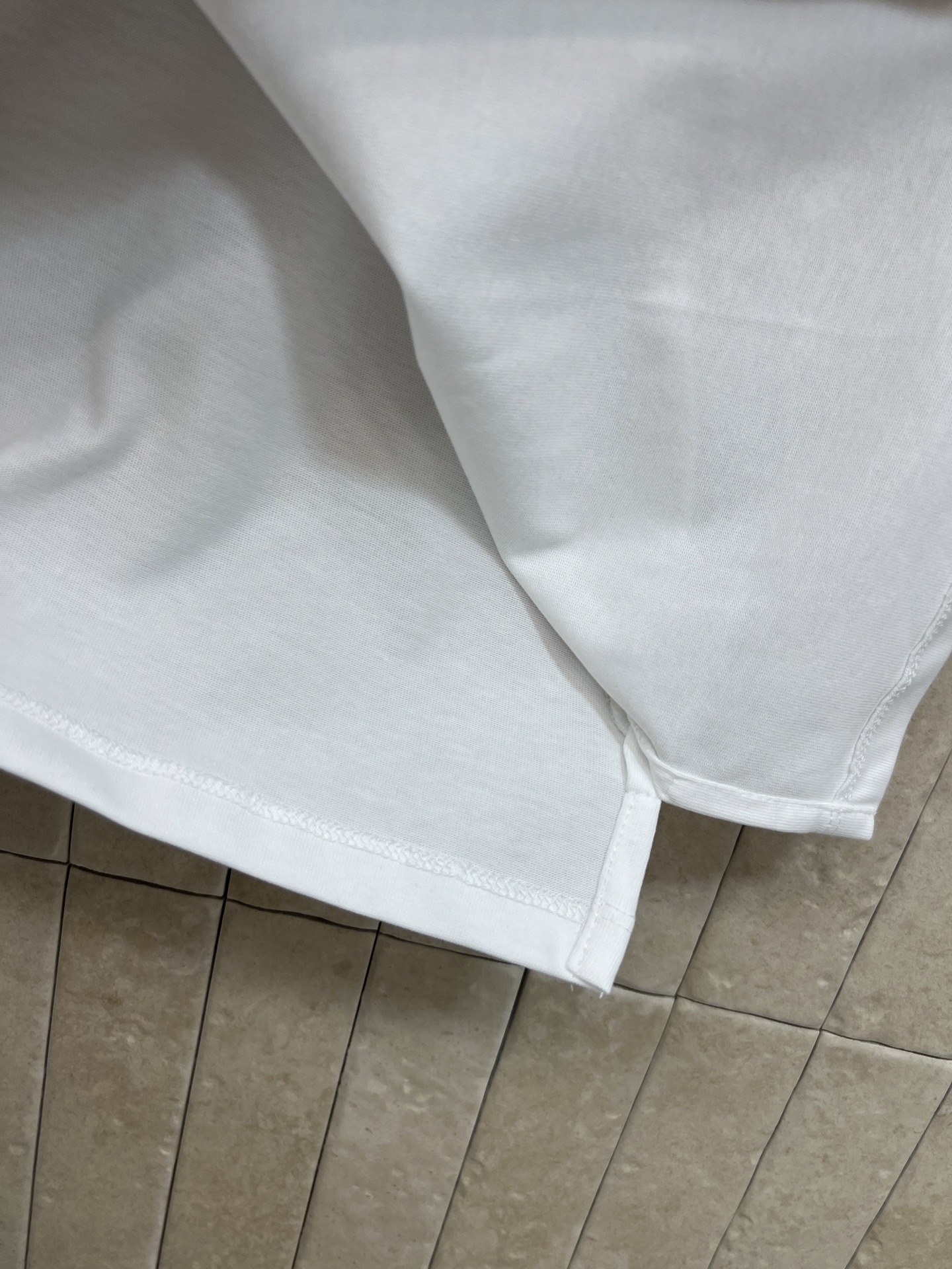 LW家 26夏季新款 刺绣短袖上衣 采用纯棉柔软亲肤面料 夏天穿超舒服 胸前刺绣超有辨识度 低调又高级 
