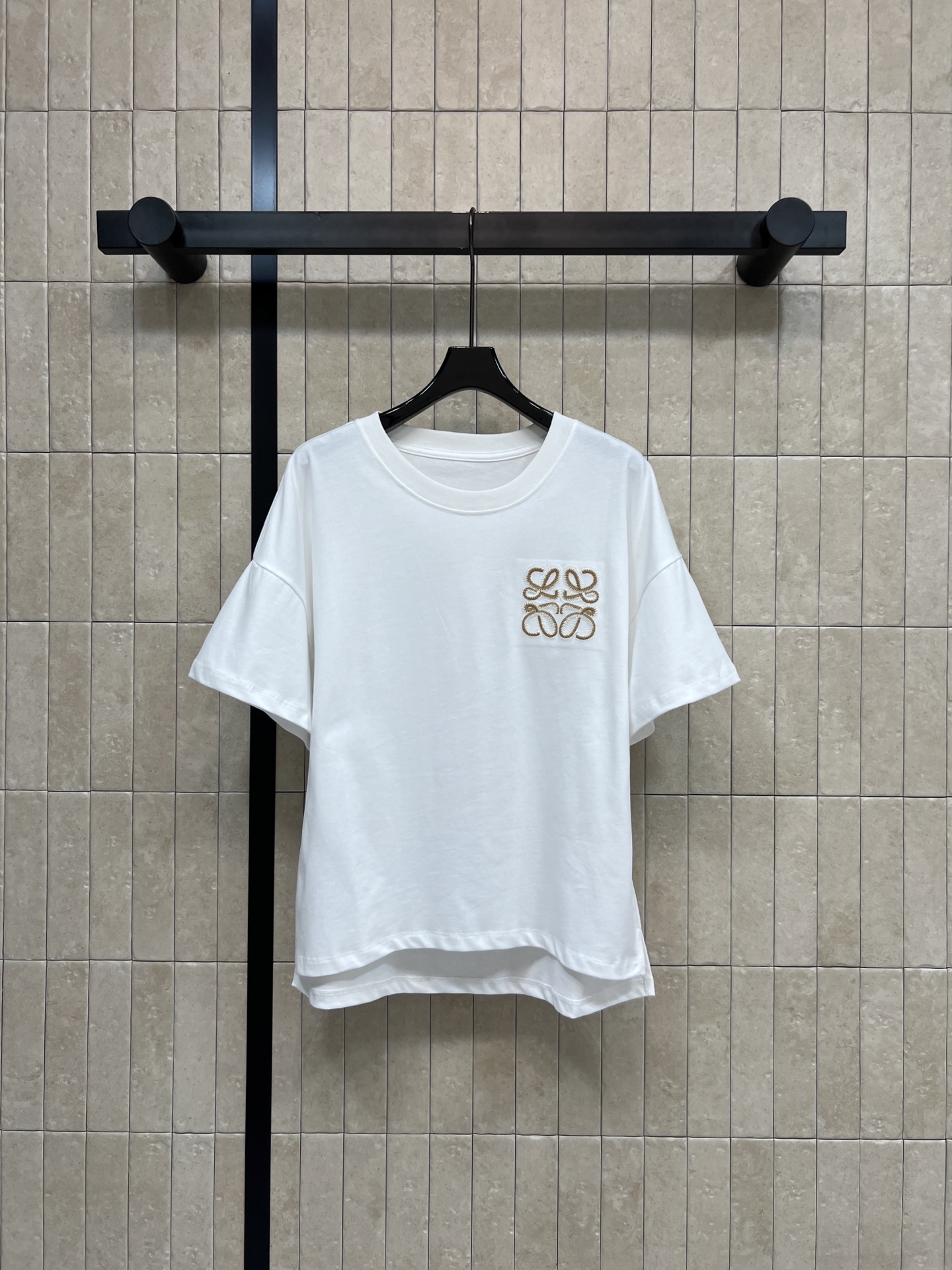 LW家 26夏季新款 刺绣短袖上衣 采用纯棉柔软亲肤面料 夏天穿超舒服 胸前刺绣超有辨识度 低调又高级 