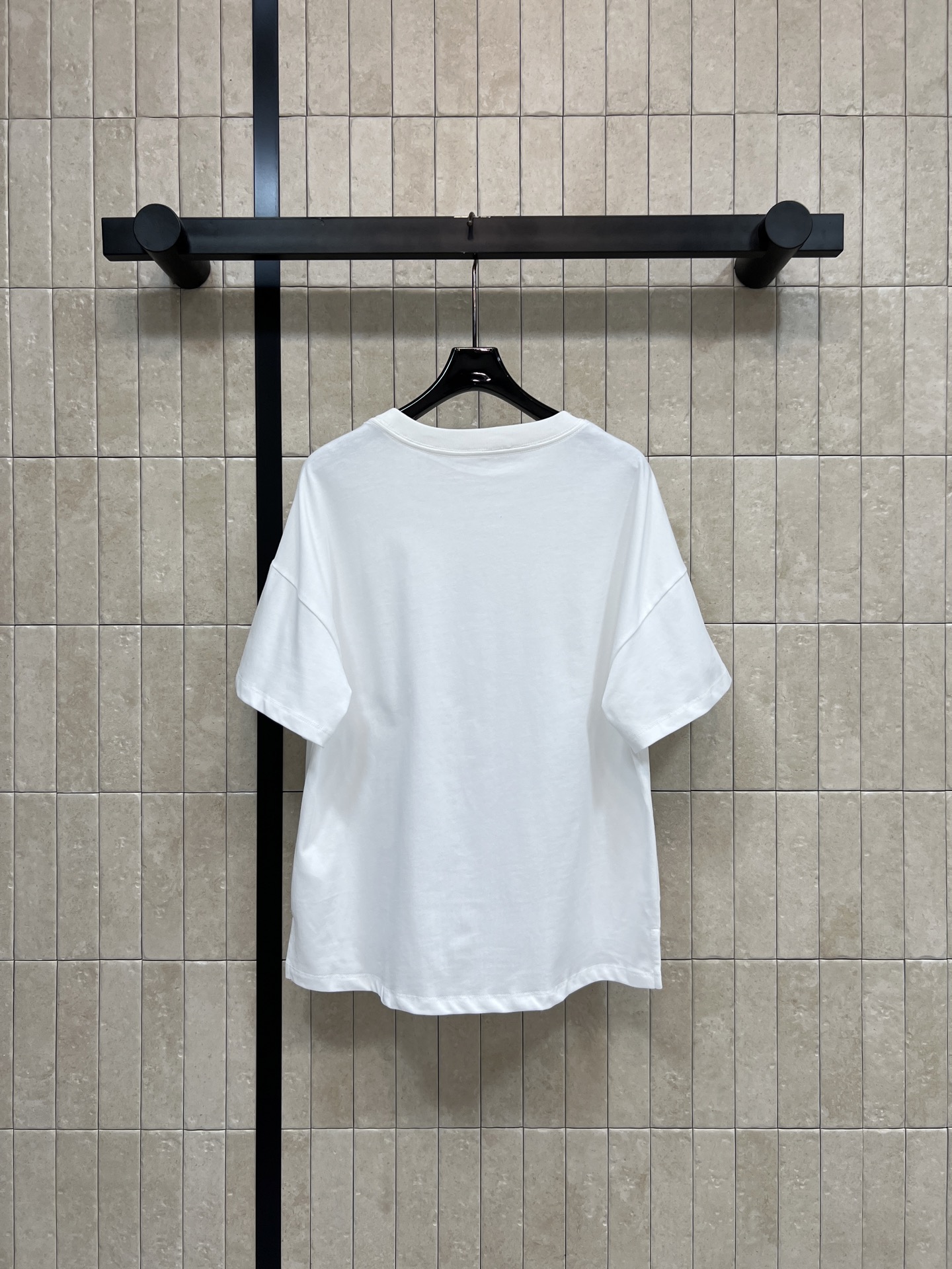 LW家 26夏季新款 刺绣短袖上衣 采用纯棉柔软亲肤面料 夏天穿超舒服 胸前刺绣超有辨识度 低调又高级 