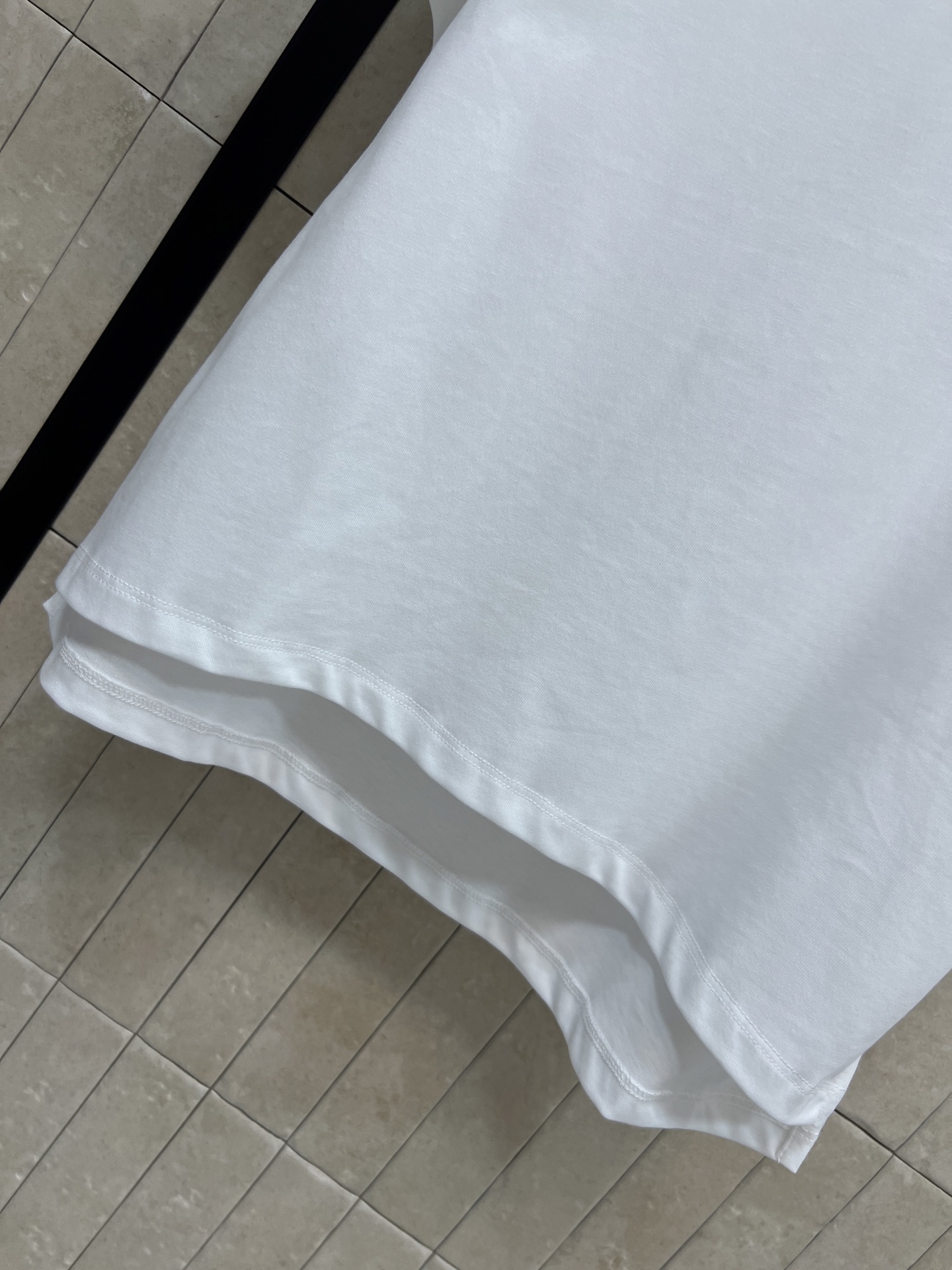 LW家 26夏季新款 刺绣短袖上衣 采用纯棉柔软亲肤面料 夏天穿超舒服 胸前刺绣超有辨识度 低调又高级 