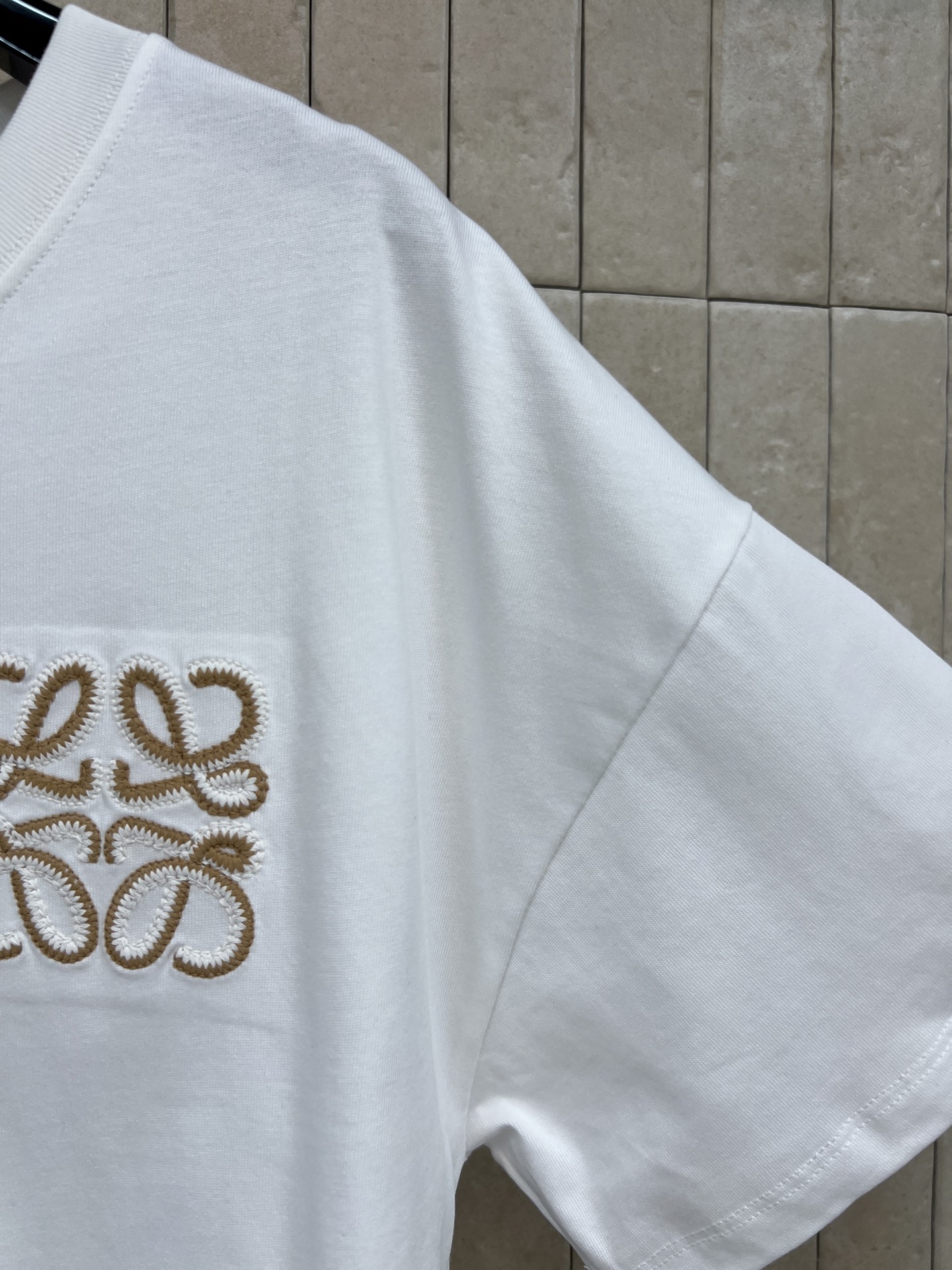 LW家 26夏季新款 刺绣短袖上衣 采用纯棉柔软亲肤面料 夏天穿超舒服 胸前刺绣超有辨识度 低调又高级 