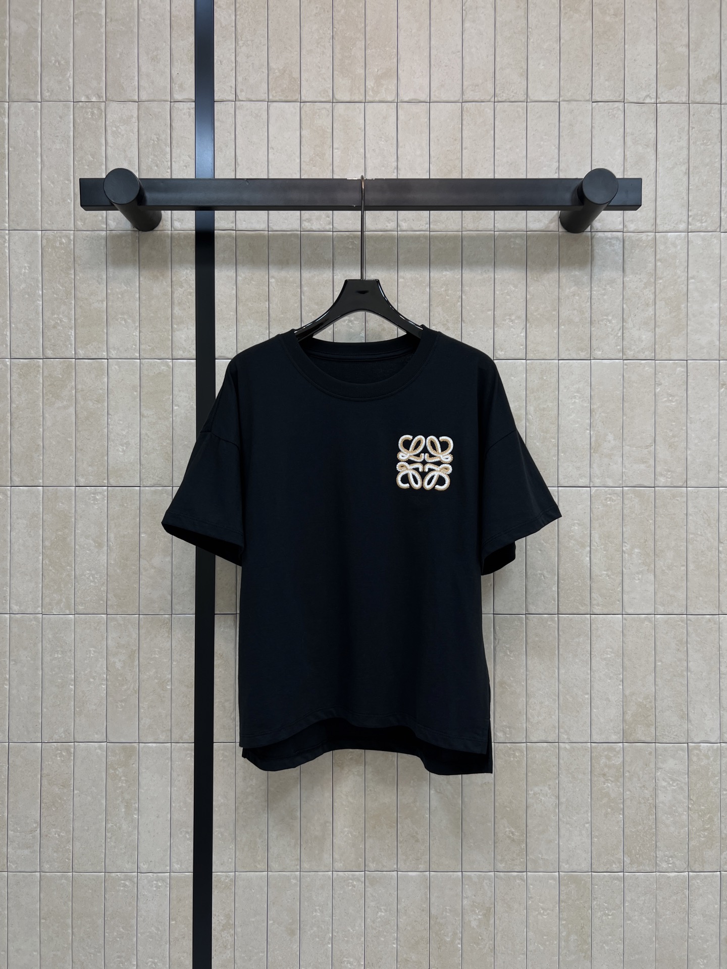 LW家 26夏季新款 刺绣短袖上衣 采用纯棉柔软亲肤面料 夏天穿超舒服 胸前刺绣超有辨识度 低调又高级 