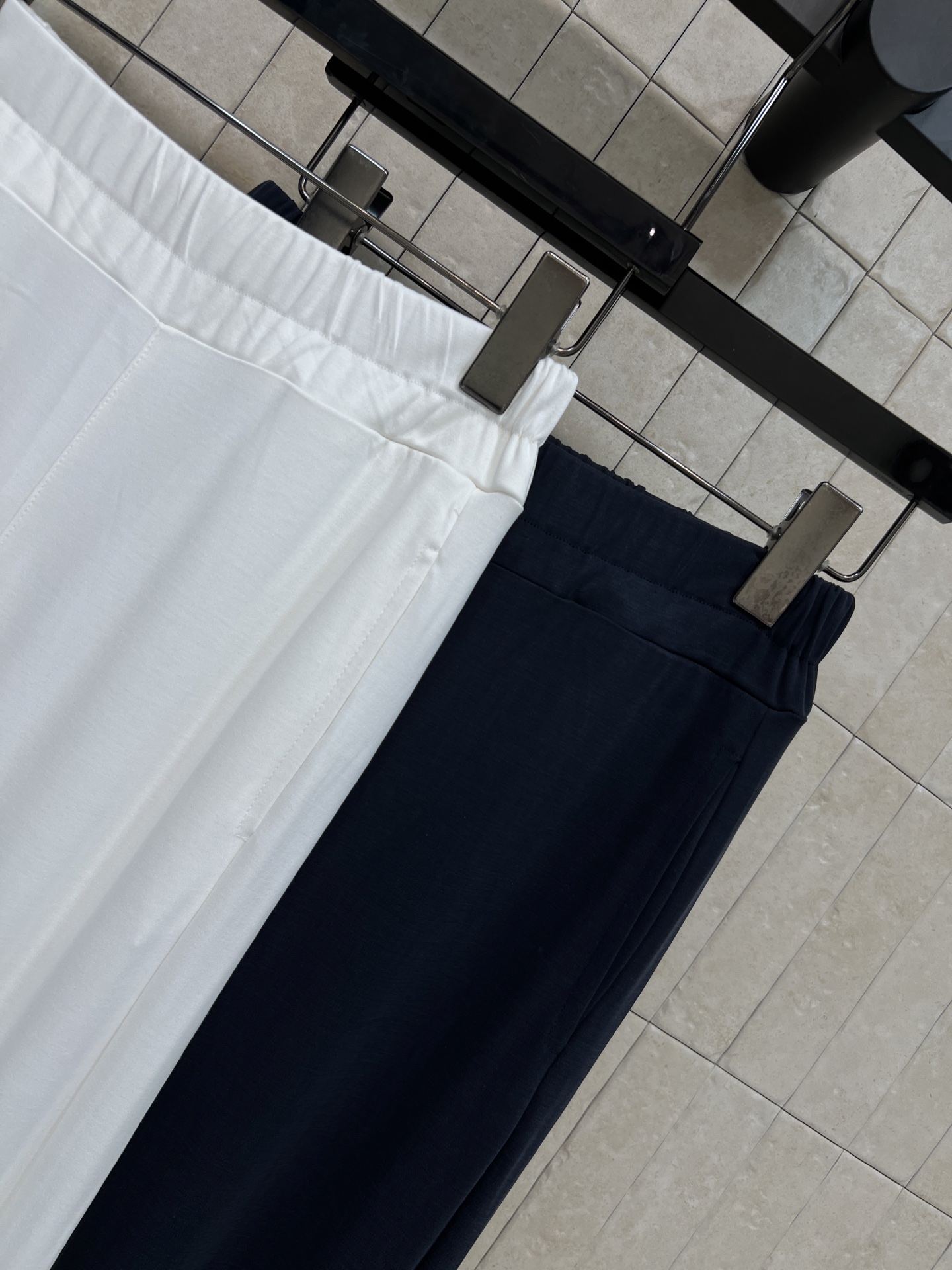 MIU家 26夏季新款 阔腿运动裤 面料柔软亲肤透气又舒适 高腰+宽松直筒 腰头里面是抽绳设计 细节满分