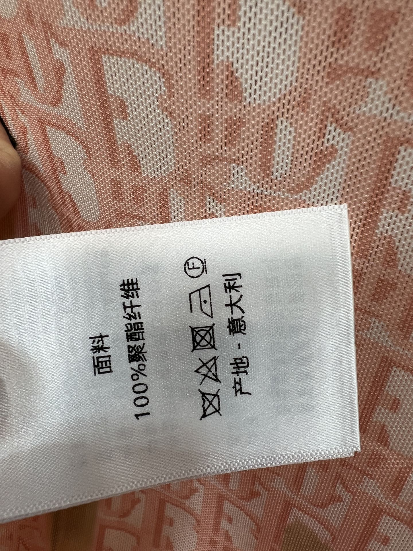 D家 26夏季新款 玫瑰印花T恤 轻盈柔软面料 夏天穿超舒服 透气不闷热 简约圆领+合身短袖版型 不挑身