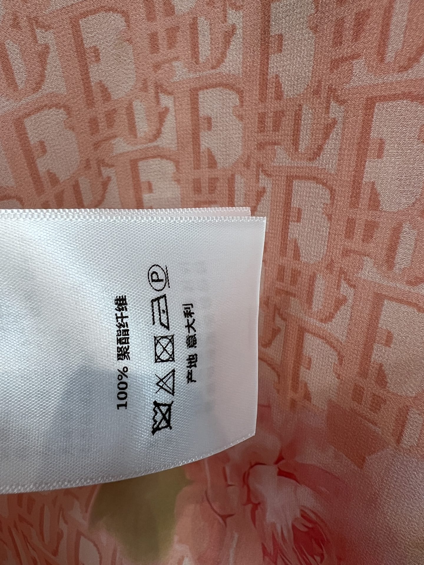 D家 26夏季新款 玫瑰印花套装 翻领衬衫+半裙 衬衫轻薄微透 打造朦胧慵懒感 宽松版型包容各种身形 高