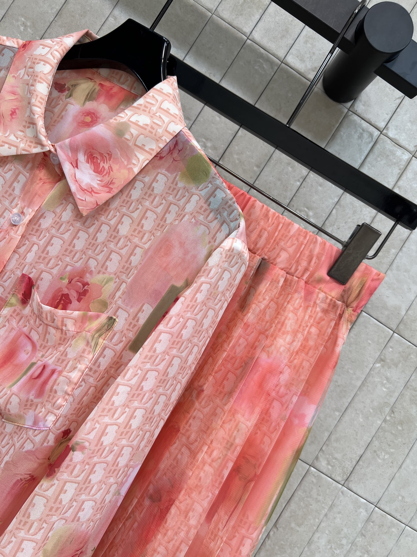 D家 26夏季新款 玫瑰印花套装 翻领衬衫+半裙 衬衫轻薄微透 打造朦胧慵懒感 宽松版型包容各种身形 高