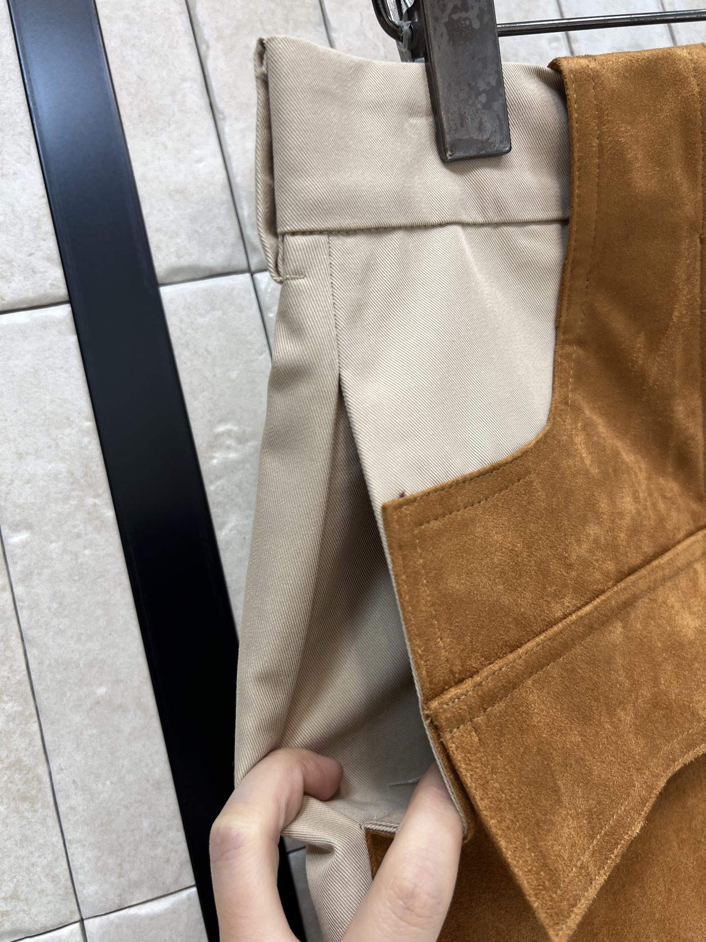 MIU家 26夏季新款 拼接麂皮短裙 棕色麂皮+米色挺括面料 毛边下摆超有随性松弛感 复古氛围拉满 正面