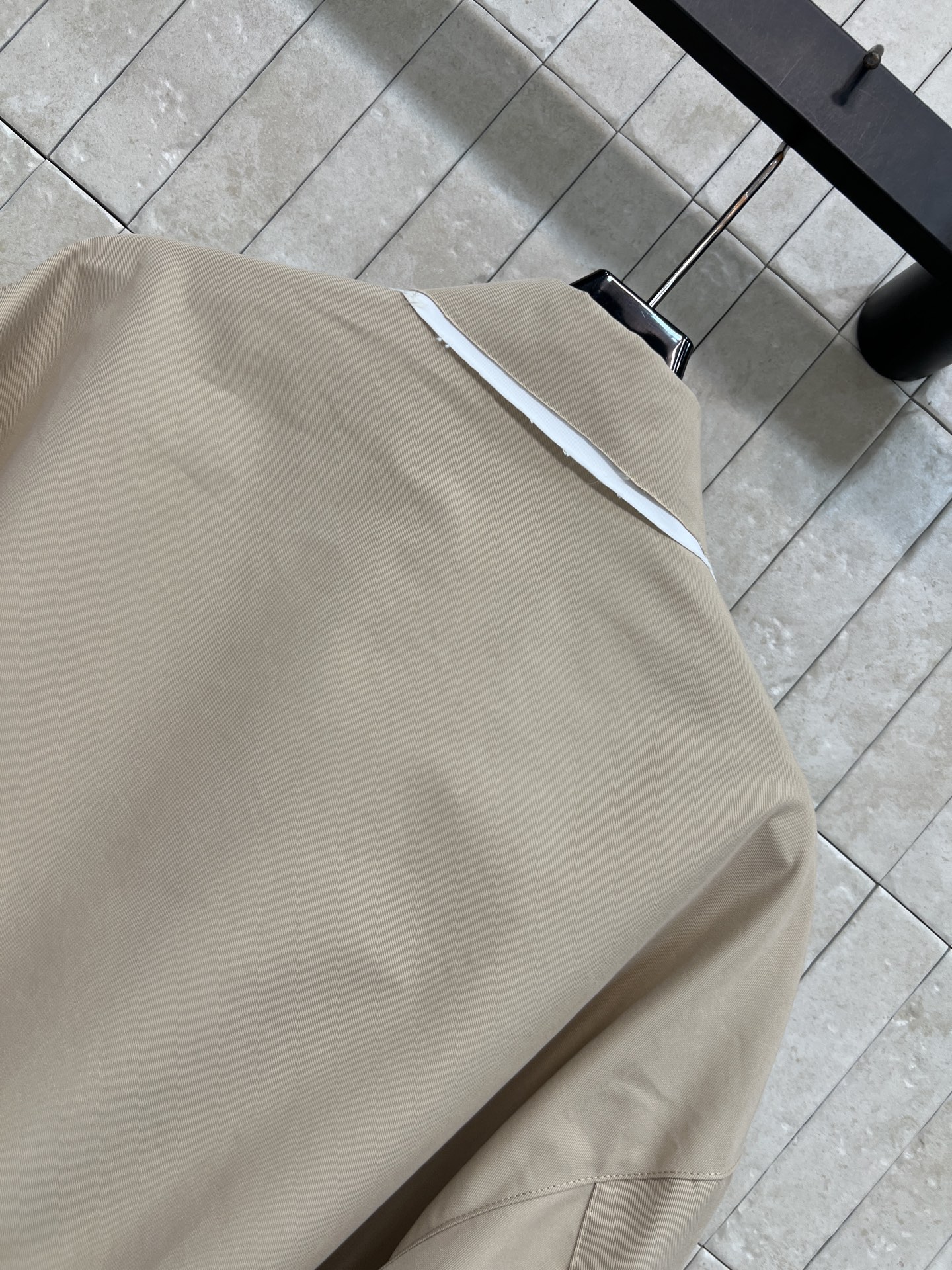 MIU家 26夏季新款 拼接麂皮夹克外套 正面细腻绒面软糯亲肤 翻领设计利落修饰颈部线条 拉链开合穿脱便