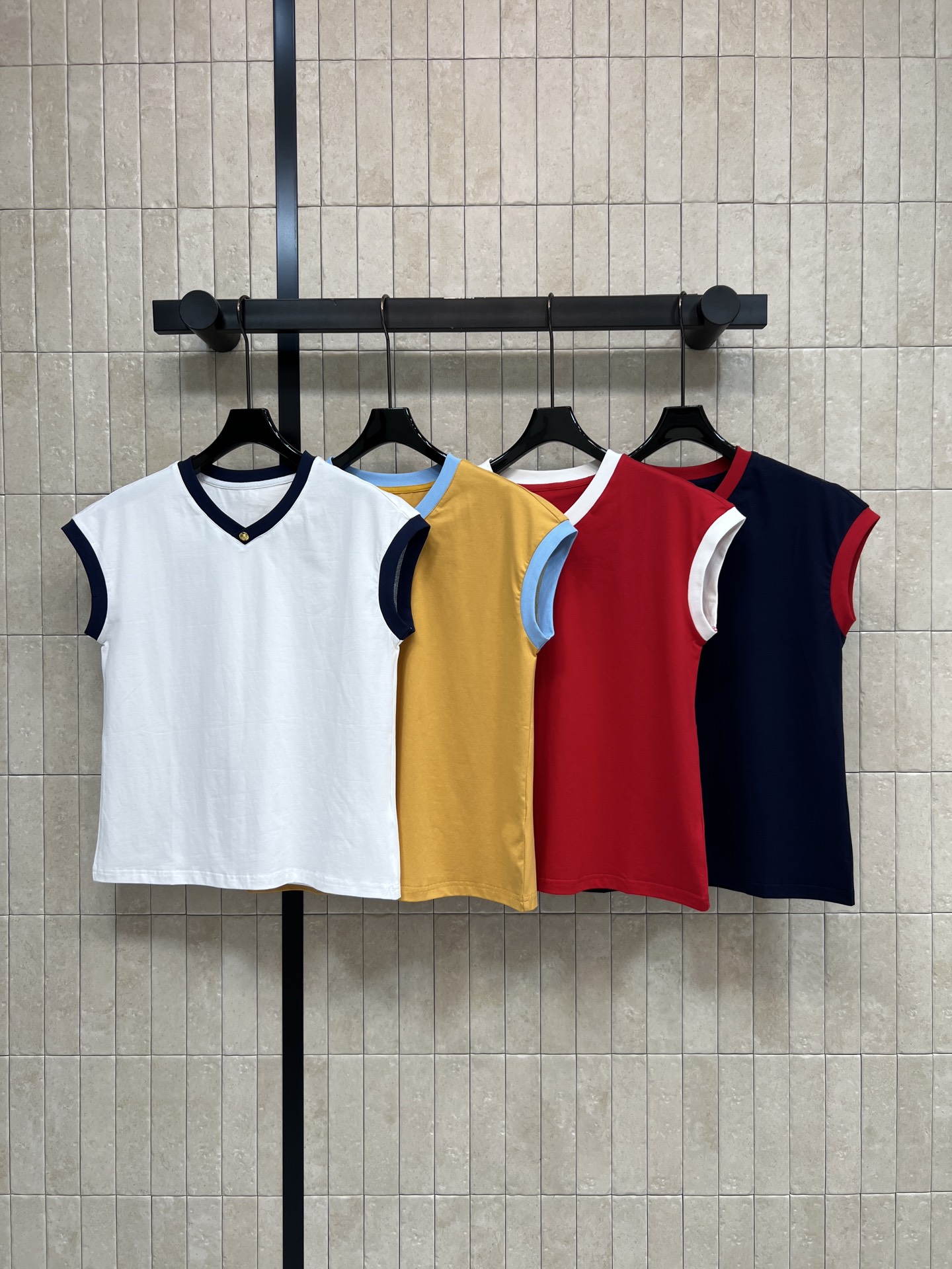 NO:833271,26 new summer style color-blocked short-sleeved T-shirt. Contrast color design on collar and cuffs. Simple and detailed. Soft cotton fabric. Skin-friendly and breathable. Super comfortable to wear in summer. V-neck modifies the face. Straight-shoulder version shows right-angled shoulders. Collar and cuffs are spliced. It can be easily controlled for daily commuting and leisure. Four colors and three codes, Size/S-M-L,, T-shirt, tees, t-shirt,1986090926夏季新款 拼色短袖T恤 领口和袖口撞色设计 简约又有细节感 柔软棉质面料 亲肤透气 夏天穿超舒服 V领修饰脸型 正肩版型显直角肩 领口跟袖口做了拼接设计 日常通勤 休闲都能轻松驾驭 四色三码Size/S-M-L,,T-shirt,tees，t-shirt,,Women's clothing