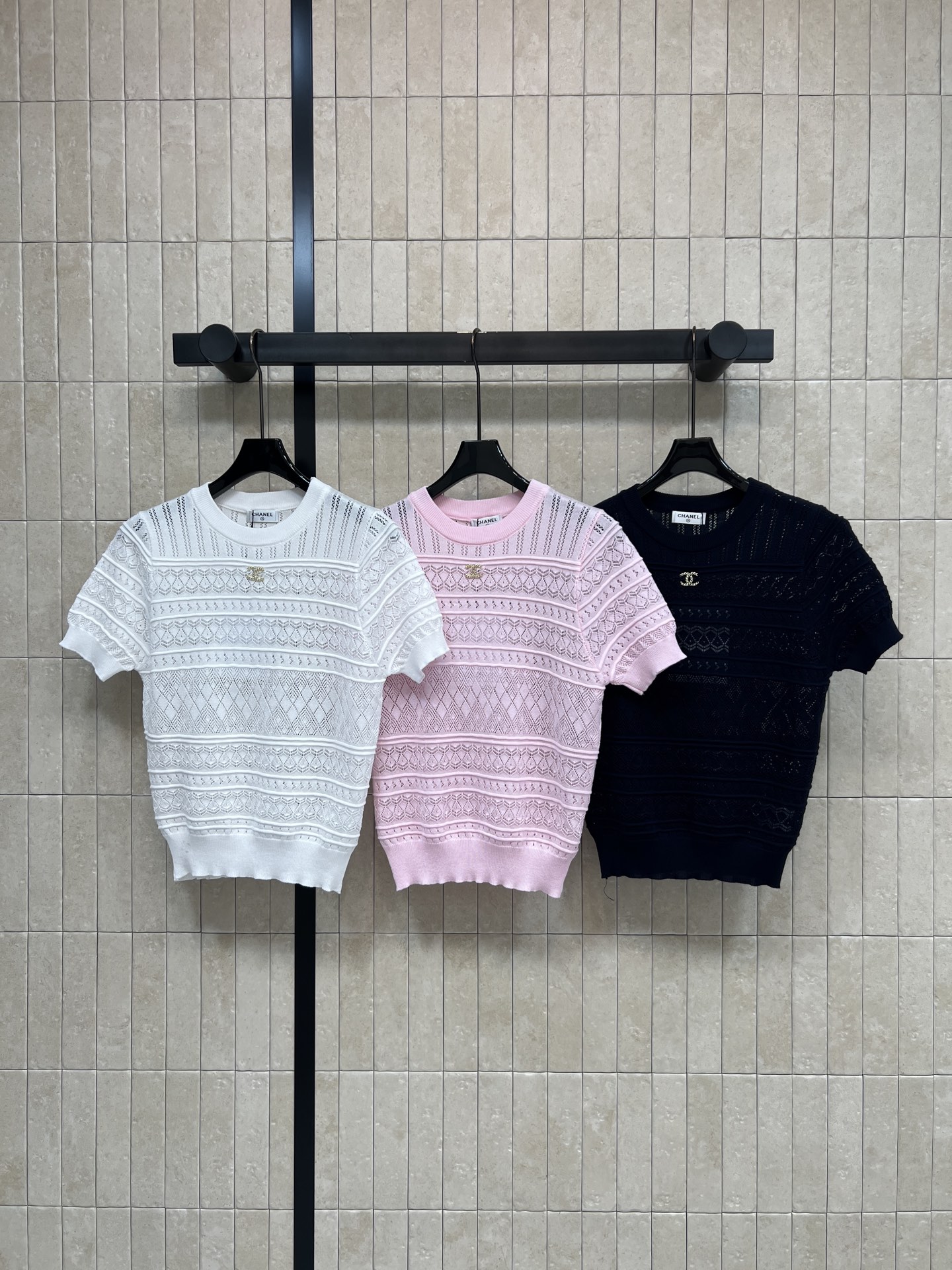 NO:833286,C's 26 new summer style hollow knitted short sleeves. The fabric feels delicate and soft. It is very close to the skin and does not pierce the flesh. The hollow jacquard design is full of layers. The round neck is simple and versatile. It is OK to wear alone or layered. It can be easily matched with jeans or skirts for commuting, shopping or dating. It is easy to get a gentle temperament. Three colors and three codes Size/S-M-L,,chanel,skirts,jeans,T-shirt,19860909C家 26夏季新款 镂空针织短袖 面料手感细腻柔软 贴身穿超亲肤不扎肉 镂空提花设计 层次感满满 圆领简约百搭 单穿或内搭都很OK 通勤 逛街 约会都能轻松驾驭搭配牛仔裤或半裙 轻松get温柔气质穿搭 三色三码Size/S-M-L,,chanel,skirts,jeans,T-shirt,,Women's clothing