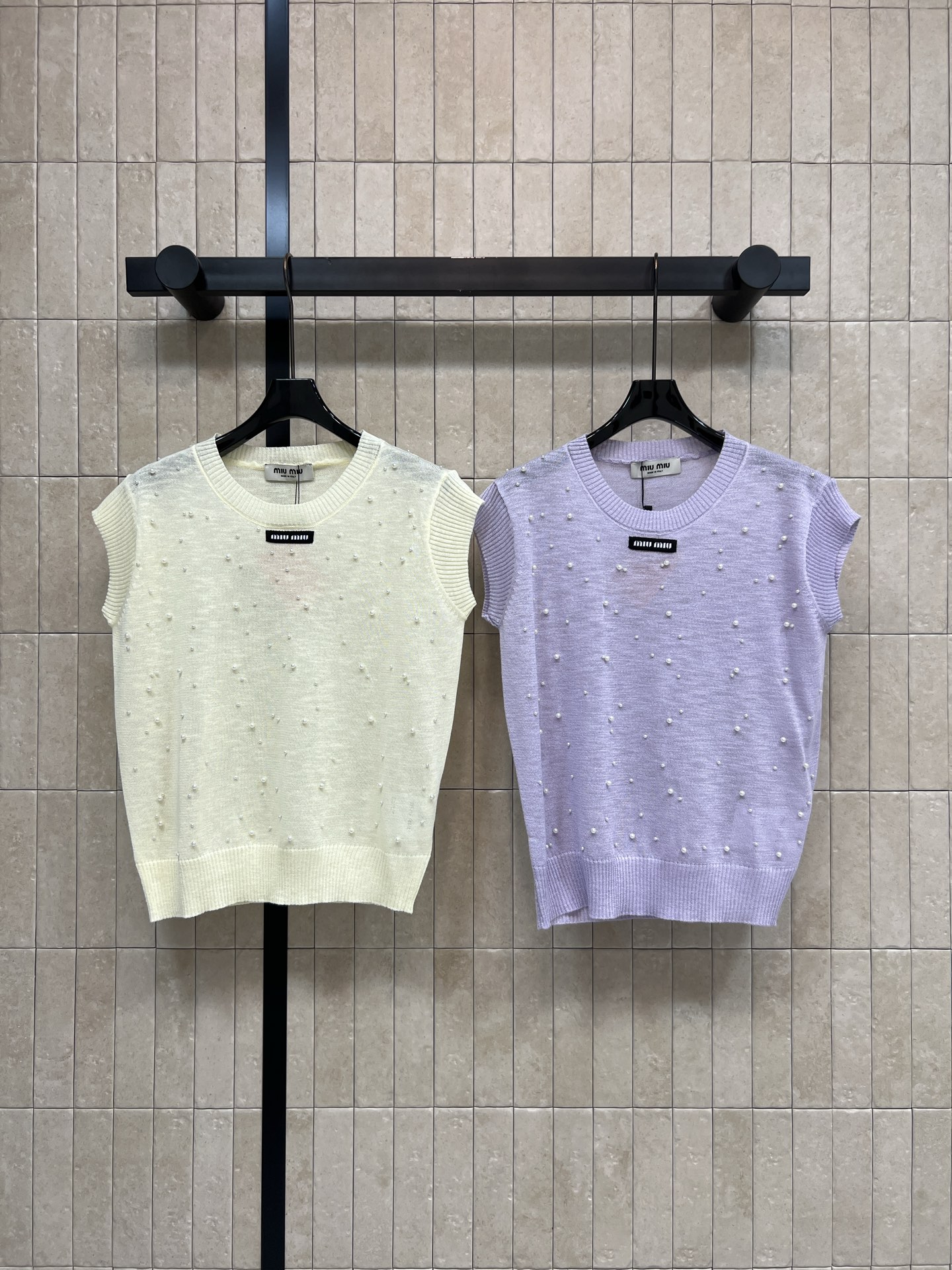 NO:833305,MIU's 26 new summer style pearl vest top, soft fabric, embellished with three-dimensional pearls, full of sophistication, round neck + threaded sleeve design, modified shoulder line, slim and elegant, versatile regardless of skin color, great to wear alone or inside, a must-have for summer, paired with high-waisted skirts or wide-leg pants, easy to get various looks, two colors and three sizes, Size/S-M-L,, miumiu, skirts,19860909MIU家 26夏季新款 珍珠背心上衣 柔软面料 点缀立体珍珠 精致感满满 圆领+螺纹袖设计 修饰肩部线条 显瘦又优雅 百搭不挑肤色 单穿或内搭都很出彩 夏季穿搭必备 搭配高腰裙或阔腿裤 轻松get各种造型 两色三码Size/S-M-L,,miumiu,skirts,,Women's clothing