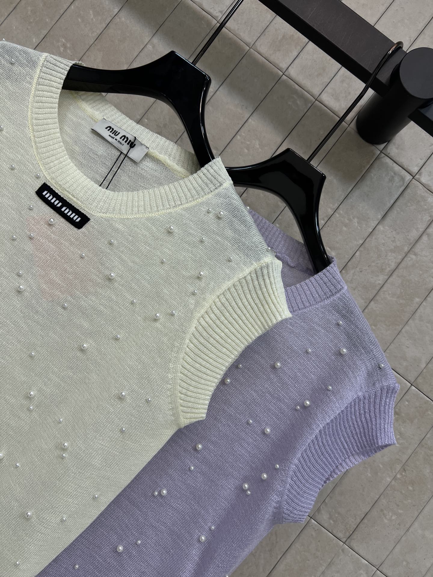 MIU家 26夏季新款 珍珠背心​​上衣 柔软面料 点缀立体珍珠 精致感满满 圆领+螺纹袖设计 修饰肩部