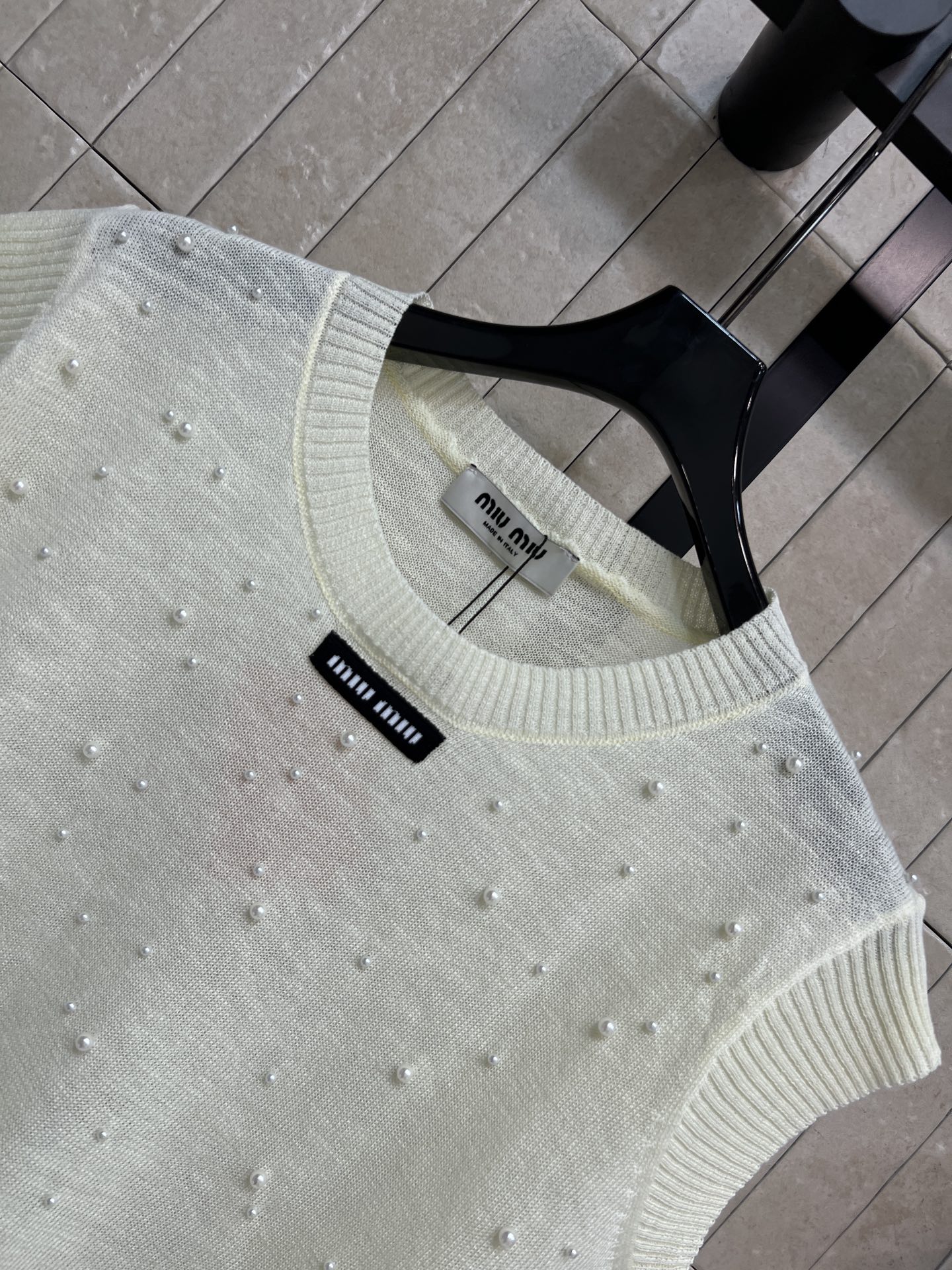 MIU家 26夏季新款 珍珠背心​​上衣 柔软面料 点缀立体珍珠 精致感满满 圆领+螺纹袖设计 修饰肩部