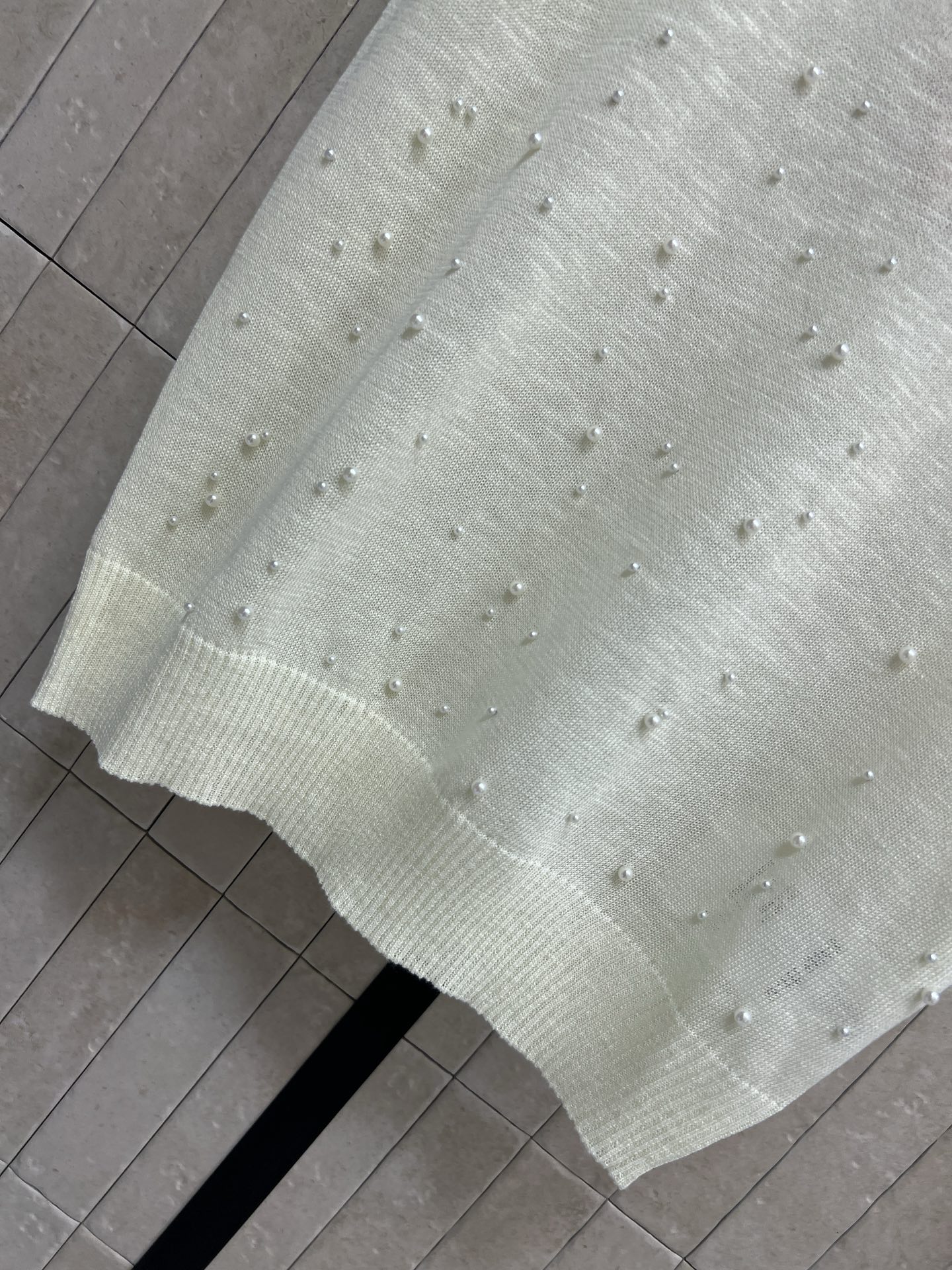 MIU家 26夏季新款 珍珠背心​​上衣 柔软面料 点缀立体珍珠 精致感满满 圆领+螺纹袖设计 修饰肩部