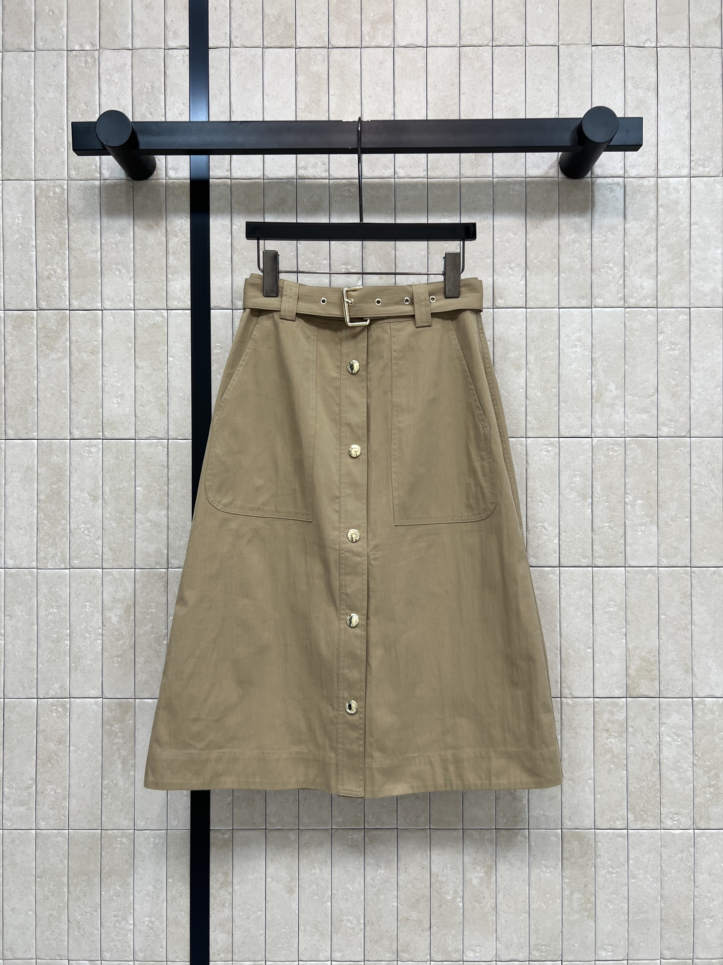 NO:833312,L's 26 new summer style high-waist A-line skirt made of cotton fabric, high-waist design + button closure, long legs and easy to put on and take off. The belt loops can also be matched with a belt. The front large pocket is practical and layered. It is OK for commuting and leisure. The A-line version modifies the leg shape and easily creates a simple and neat style. Three sizes in one color, Size/S-M-L,, louis vuitton, skirts,19860909L家 26夏季新款 高腰A字半裙 采用棉质面料 高腰设计+纽扣开合 显腿长又方便穿脱 腰带袢还能搭配腰带 正面大口袋实用又有层次 通勤休闲都OK A字版型修饰腿型 轻松打造简约利落穿搭风格 一色三码Size/S-M-L,,louis vuitton,skirts,,Women's clothing