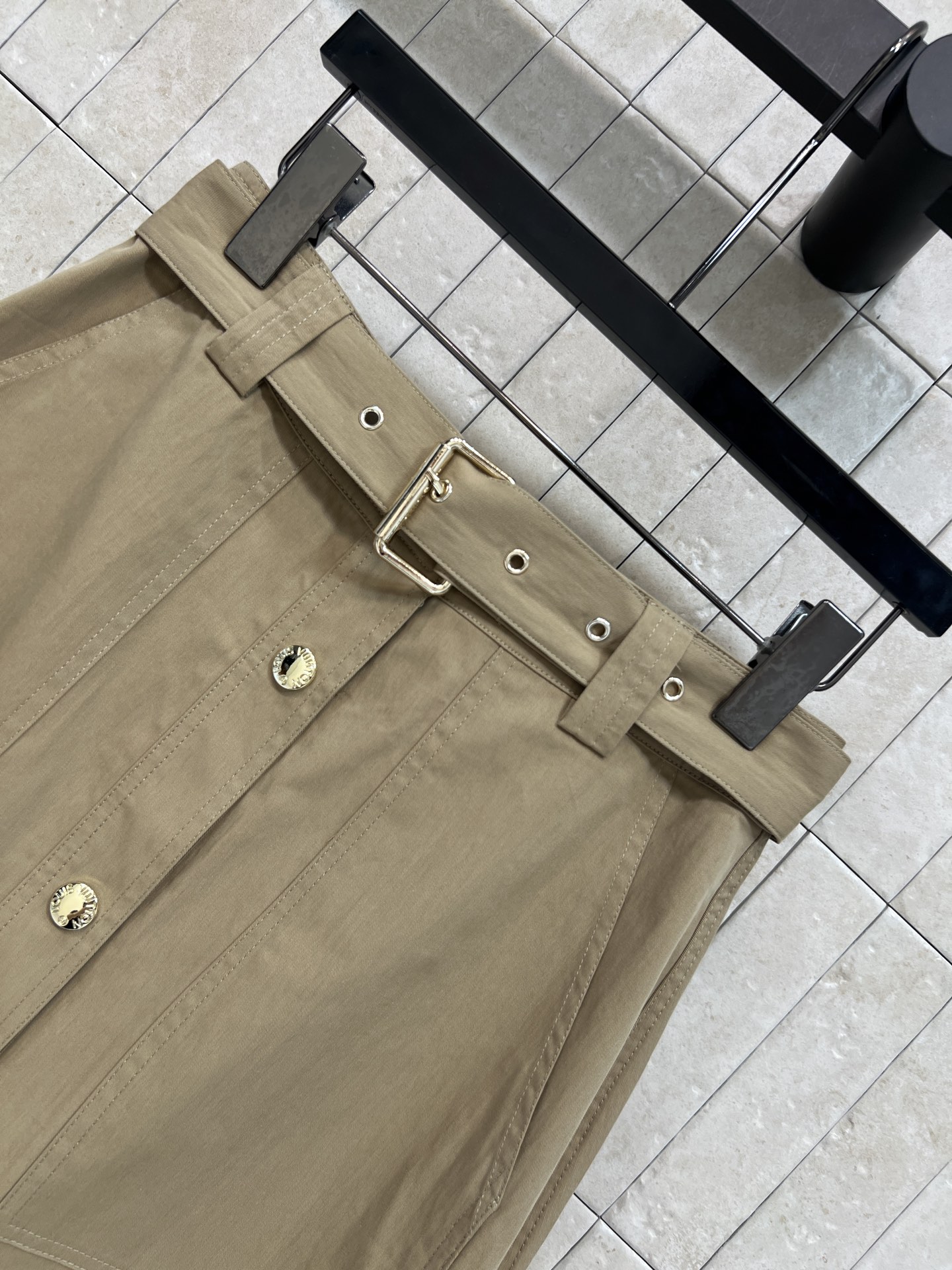 L家 26夏季新款 高腰A字半裙​​ 采用棉质面料 高腰设计+纽扣开合 显腿长又方便穿脱 腰带袢还能搭配