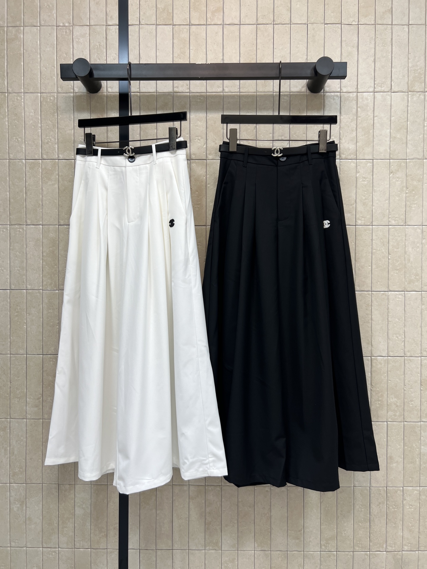 NO:833328,.C Home 26 new summer style high-waisted wide-leg pants and skirts with drapey fabric, neat pleats + high-waist design, paired with a black belt, simple and elegant, loose tailoring, full of layers, easy to manage for commuting, leisure, and vacation. Versatile, looks great with sweaters, shirts or T-shirts. Easily switch between multiple styles. Two colors and three codes, Size/S-M-L,,chanel,skirts,shirts,tees,t-shirt,19860909.C家 26夏季新款 高腰阔腿裤裙 自带垂坠感面料 利落压褶+高腰设计 搭配黑色腰带 简约大方 宽松剪裁 层次感满满 通勤 休闲 度假都能轻松驾驭 百搭 配针织衫 衬衫或T恤都很出彩 轻松切换多种风格 两色三码Size/S-M-L,,chanel,skirts,shirts,tees，t-shirt,,Women's clothing