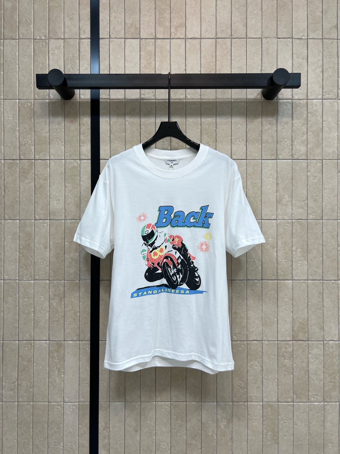 NO:833343,C Home 26 new summer style printed short-sleeved T-shirt. Pure cotton material. Soft, skin-friendly and breathable. Super comfortable to wear in summer. Colorful letters + retro motorcycle pattern. Full of American retro feel. Round neck design. Loose shoulder version. Slim and versatile. Not picky about body shape. Daily casual and street style can be easily controlled. Three sizes in one color. Size/S-M-L,,chanel,T-shirt,tees,t-shirt,19860909C家 26夏季新款 印花短袖T恤 纯棉材质 柔软亲肤又透气 夏天穿超舒服 彩色字母+复古摩托图案 美式复古感满满 圆领设计宽松正肩版型 显瘦又百搭 不挑身材 日常休闲 街头风都能轻松驾驭 一色三码Size/S-M-L,,chanel,T-shirt,tees，t-shirt,,Women's clothing