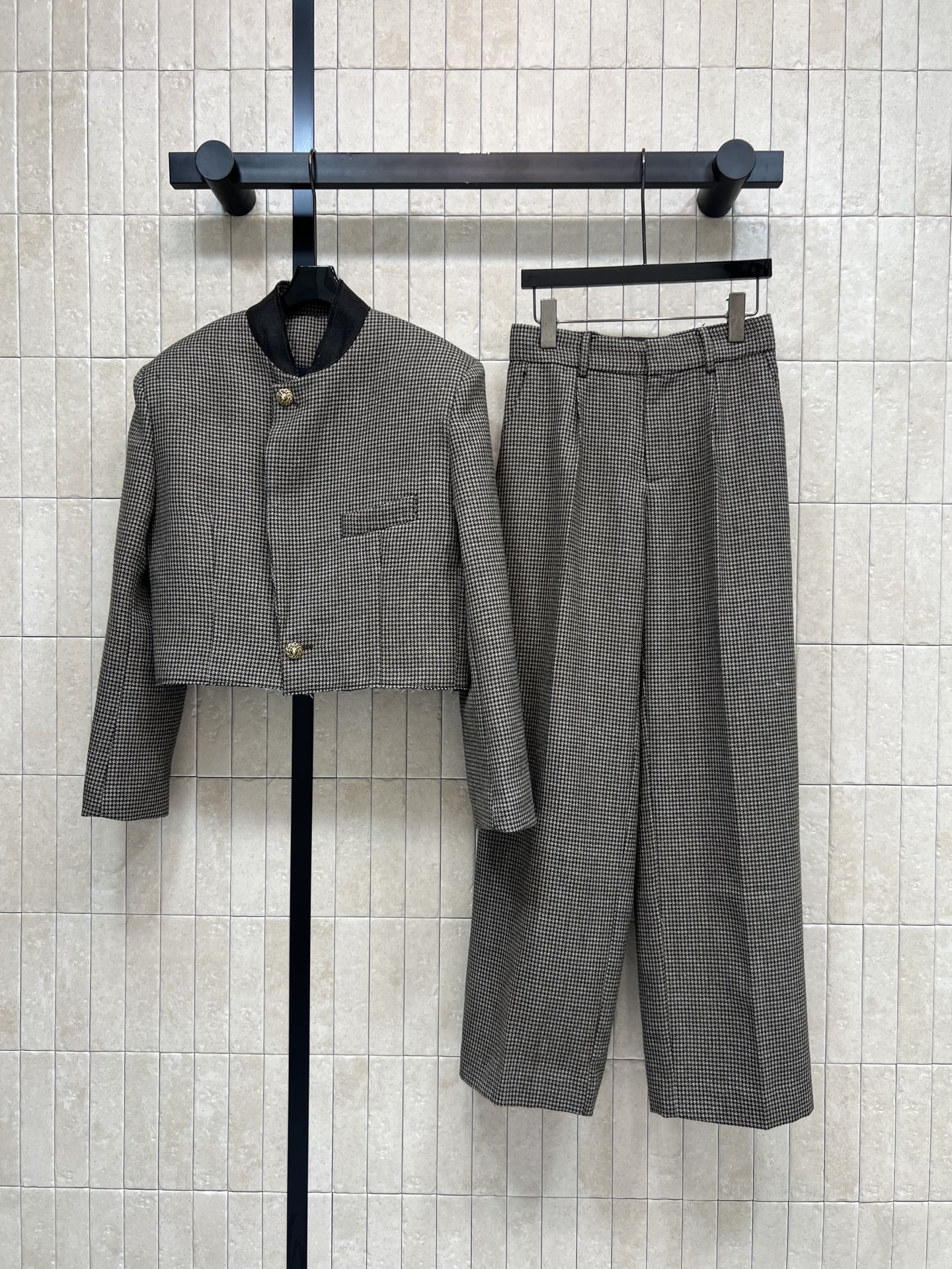 NO:833350,Jacket, trousers, C home 26 new summer styles, houndstooth suit, round neck jacket + high-waisted wide-leg pants, contrasting color trim on the collar, retro metal buckle, low-key yet delicate details, raw edge hem design, high-waisted wide-leg version, neat and smooth to modify the leg shape, whether commuting or daily outing, you can easily achieve an effortless sense of luxury, three sizes in one color, Size/S-M-L,,chanel,jackets & coats,19860909外套 长裤 C家 26夏季新款 千鸟格套装 款圆领外套+高腰阔腿裤 领口撞色镶边 复古金属扣 低调中透着精致细节 毛边下摆设计 高腰阔腿版型利落垂顺修饰腿型 不管是通勤还是日常出街 都能轻松拿捏不费力的高级感 一色三码Size/S-M-L,,chanel,jackets & coats,,Women's clothing