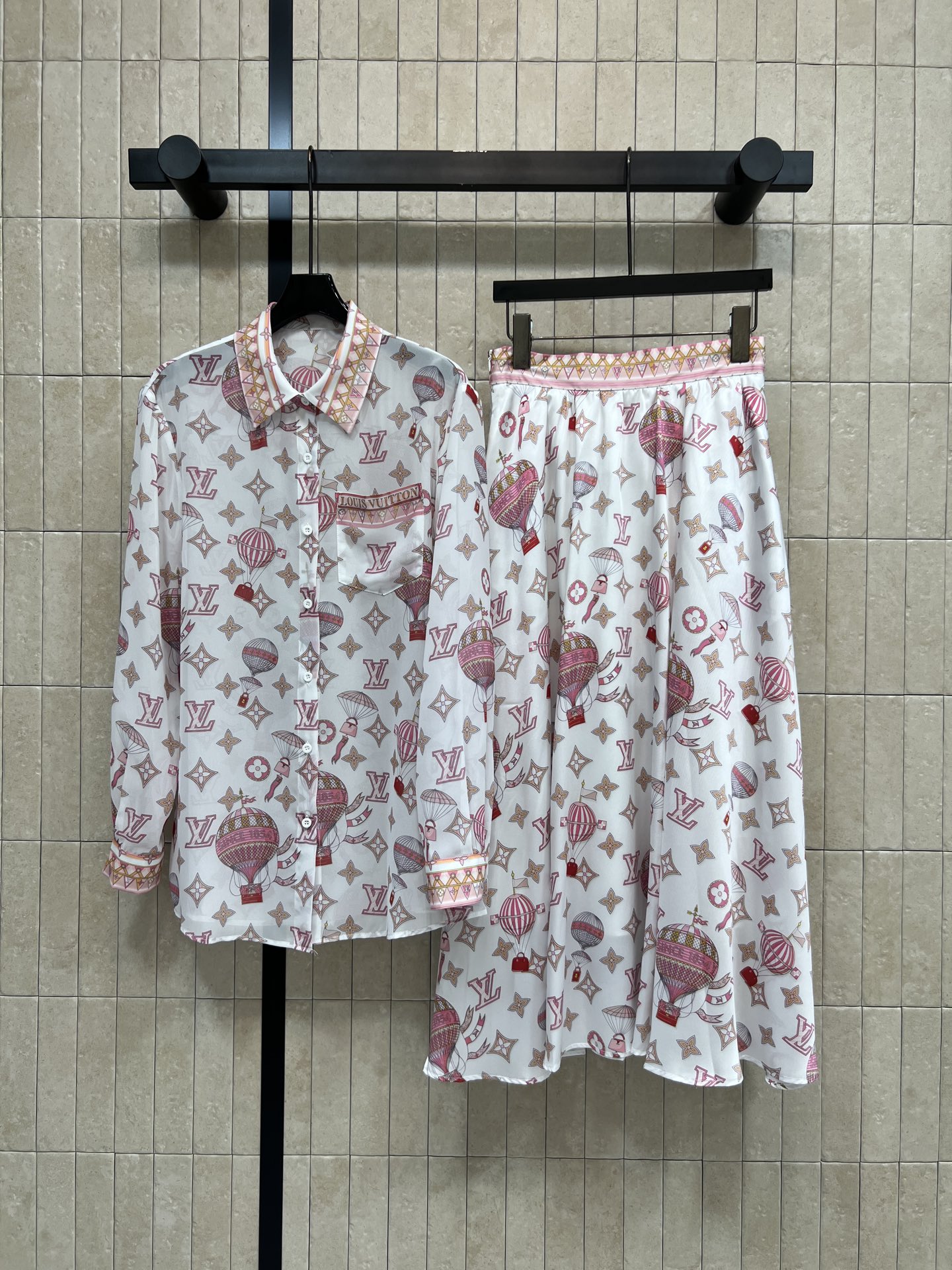 NO:833287,Tops, skirts, L Home 26 new summer styles, all-over printed presbyopic suit, lapel shirt + high-waisted skirt, paired with pink hot air balloon, classic presbyopic print, clear and delicate colors, light and breathable upper body, contrasting hemming details on cuffs and waist, loose fit, body modification, suitable for commuting, dating and outing, two colors and three codes Size/S-M-L, Louis Vuitton, skirts, shirts,19860909上衣 半裙 L家 26夏季新款 满印老花套装 翻领衬衫+高腰半裙 搭配粉调热气球 经典老花印花 色彩清晰细腻 上身轻盈透气 袖口和腰头的撞色包边细节 宽松版型 修饰身形 通勤 约会 出游都适配 两色三码Size/S-M-L,,louis vuitton,skirts,shirts,,Women's clothing