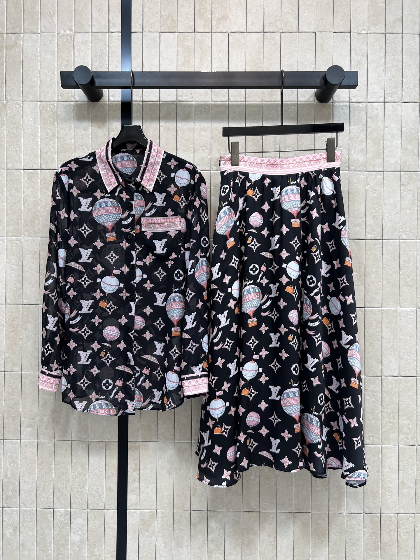 NO:833357,Tops, skirts, L Home 26 new summer styles, all-over printed presbyopic suit, lapel shirt + high-waisted skirt, paired with pink hot air balloon, classic presbyopic print, clear and delicate colors, light and breathable upper body, contrasting hemming details on cuffs and waist, loose fit, body modification, suitable for commuting, dating and outing, two colors and three codes Size/S-M-L, Louis Vuitton, skirts, shirts,19860909上衣 半裙 L家 26夏季新款 满印老花套装 翻领衬衫+高腰半裙 搭配粉调热气球 经典老花印花 色彩清晰细腻 上身轻盈透气 袖口和腰头的撞色包边细节 宽松版型 修饰身形 通勤 约会 出游都适配 两色三码Size/S-M-L,,louis vuitton,skirts,shirts,,Women's clothing