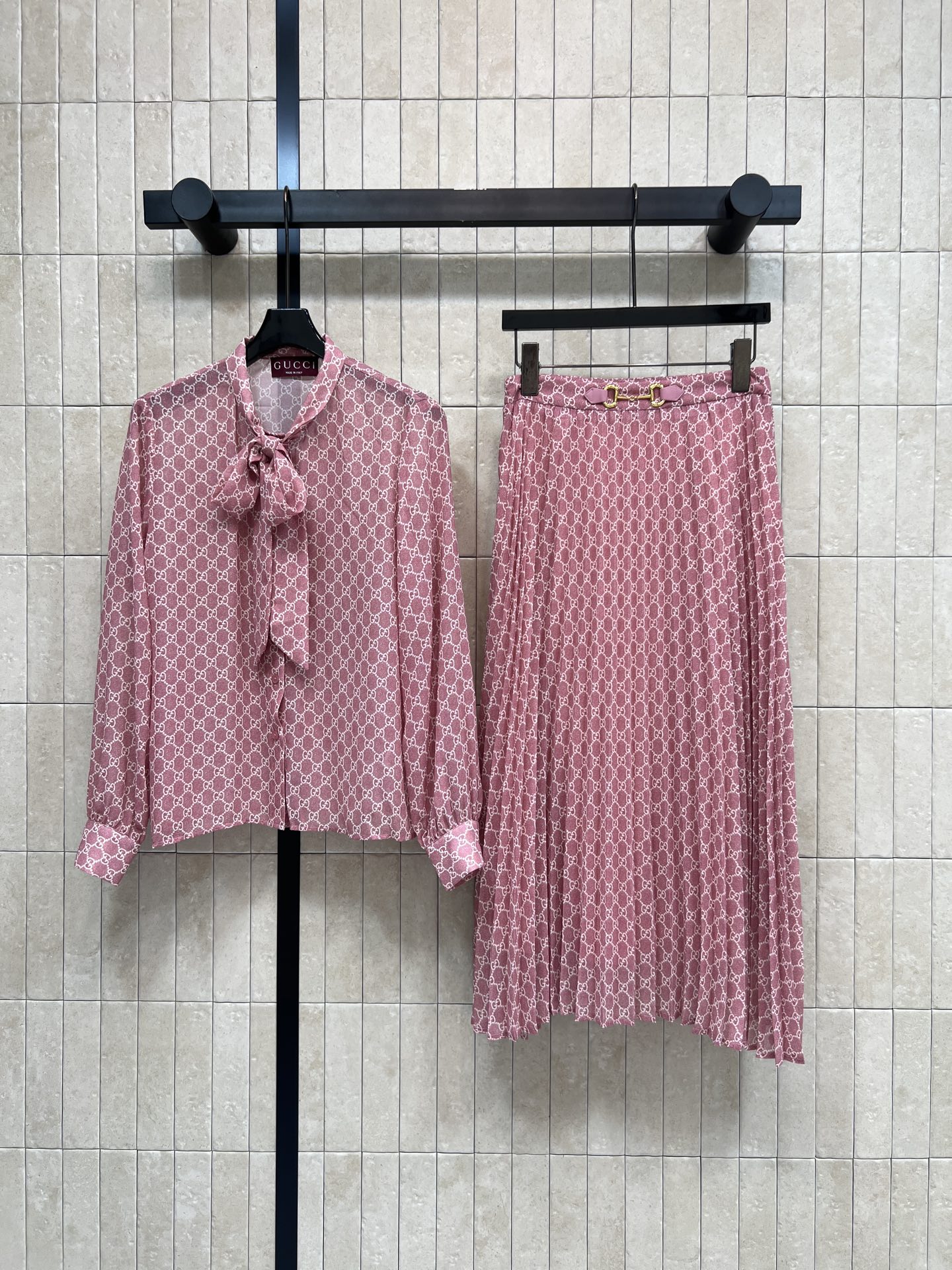 NO:833303,Top p Skirt G Home 26 new summer style GG presbyopic suit Ribbon shirt + pleated half-length skirt The fabric feels silky and smooth Overall loose fit Bow tie ribbon design on the neck Single-breasted placket Easy to put on and take off The skirt has a drapey feel Modifies the waist and abdomen line Metal horsebit at the waist Can be easily held in daily commuting situations Three sizes in one color Size/S-M-L,,gucci,skirts,shirts,19860909上衣 p半裙G家 26夏季新款 GG老花套装 飘带衬衫+百褶半长裙 面料手感丝滑垂顺 整体宽松版型 领口蝴蝶结飘带设计 单排扣门襟 穿脱方便 半裙自带垂坠感 修饰腰腹线条 腰头的金属马衔扣 日常通勤场合都能轻松hold住 一色三码Size/S-M-L,,gucci,skirts,shirts,,Women's clothing